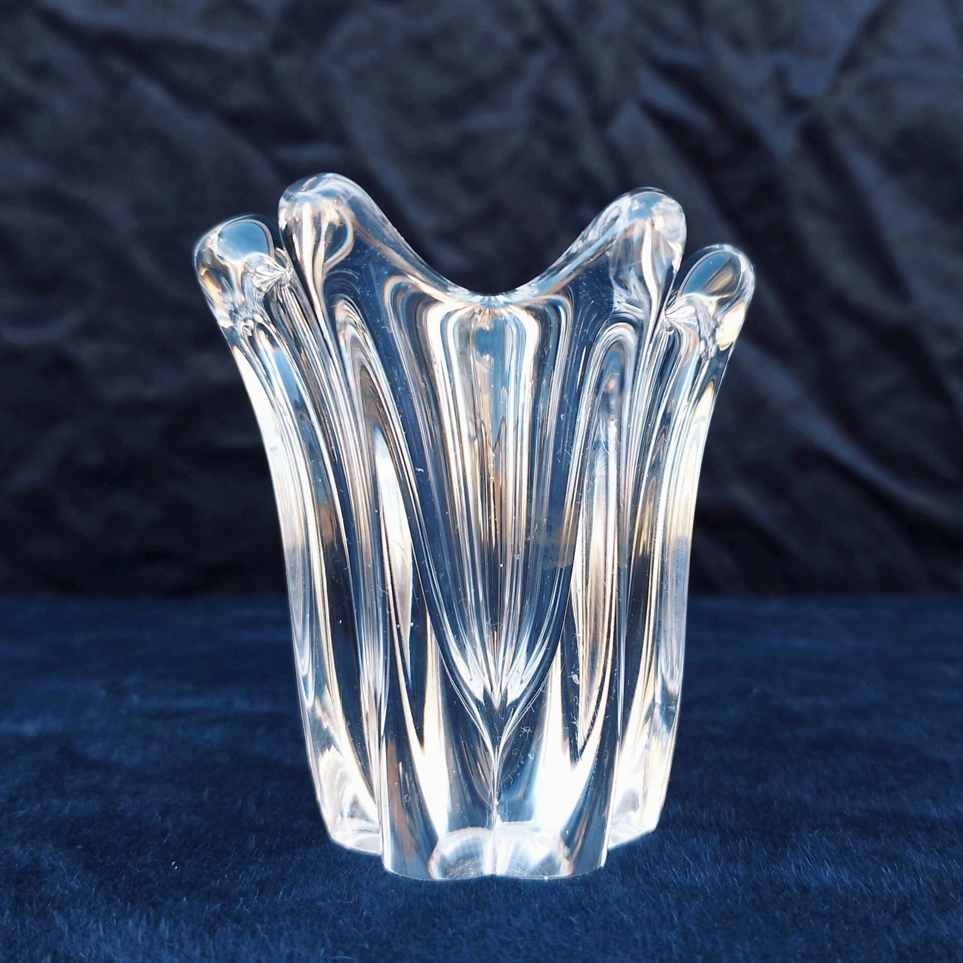 Small crystal vase signed Daum decoration