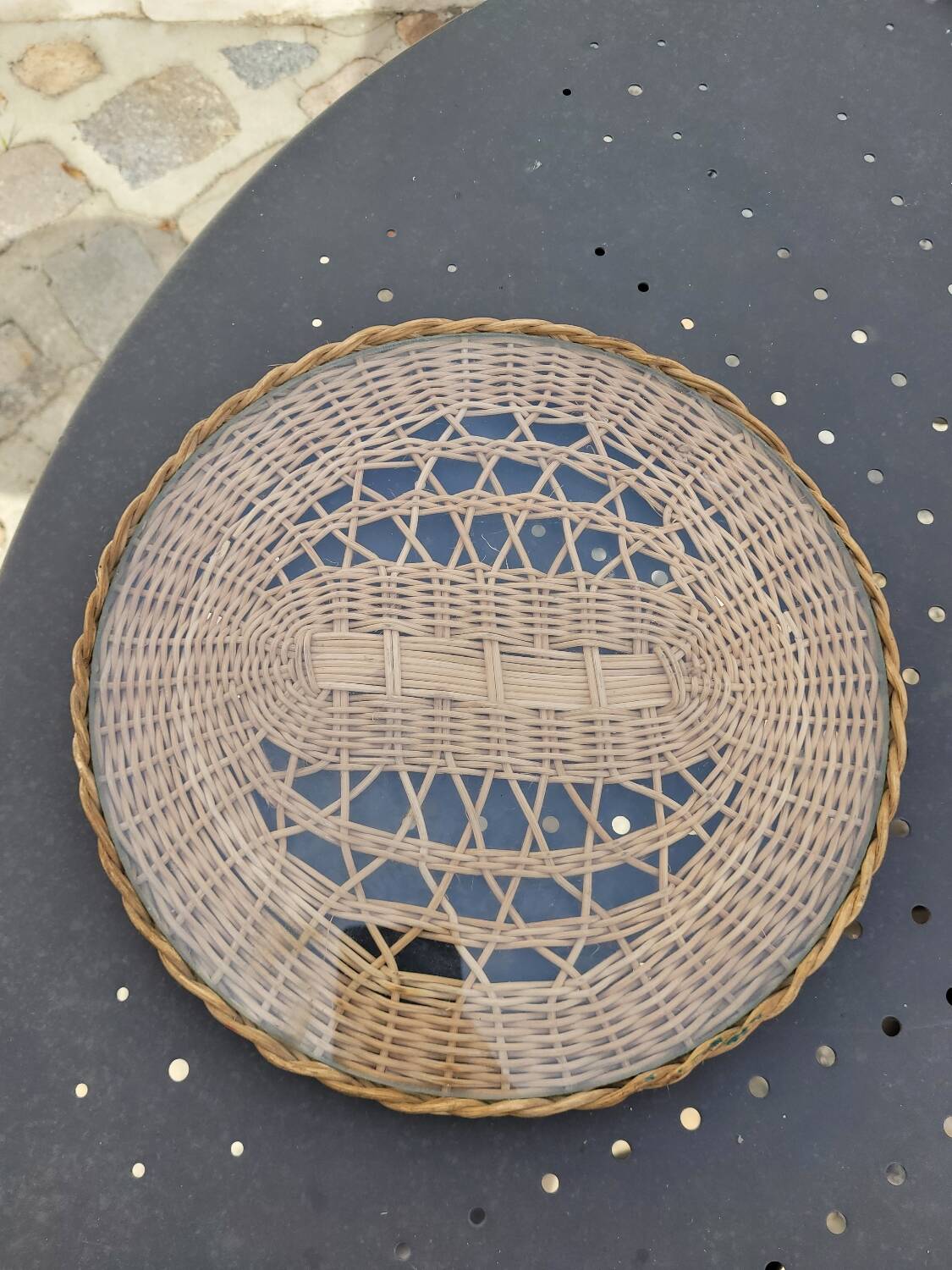Round tray in woven wicker and glass