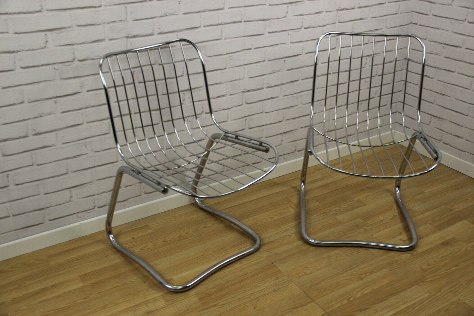 Lot of 2 vintage year 70, chromed metal wire chairs
