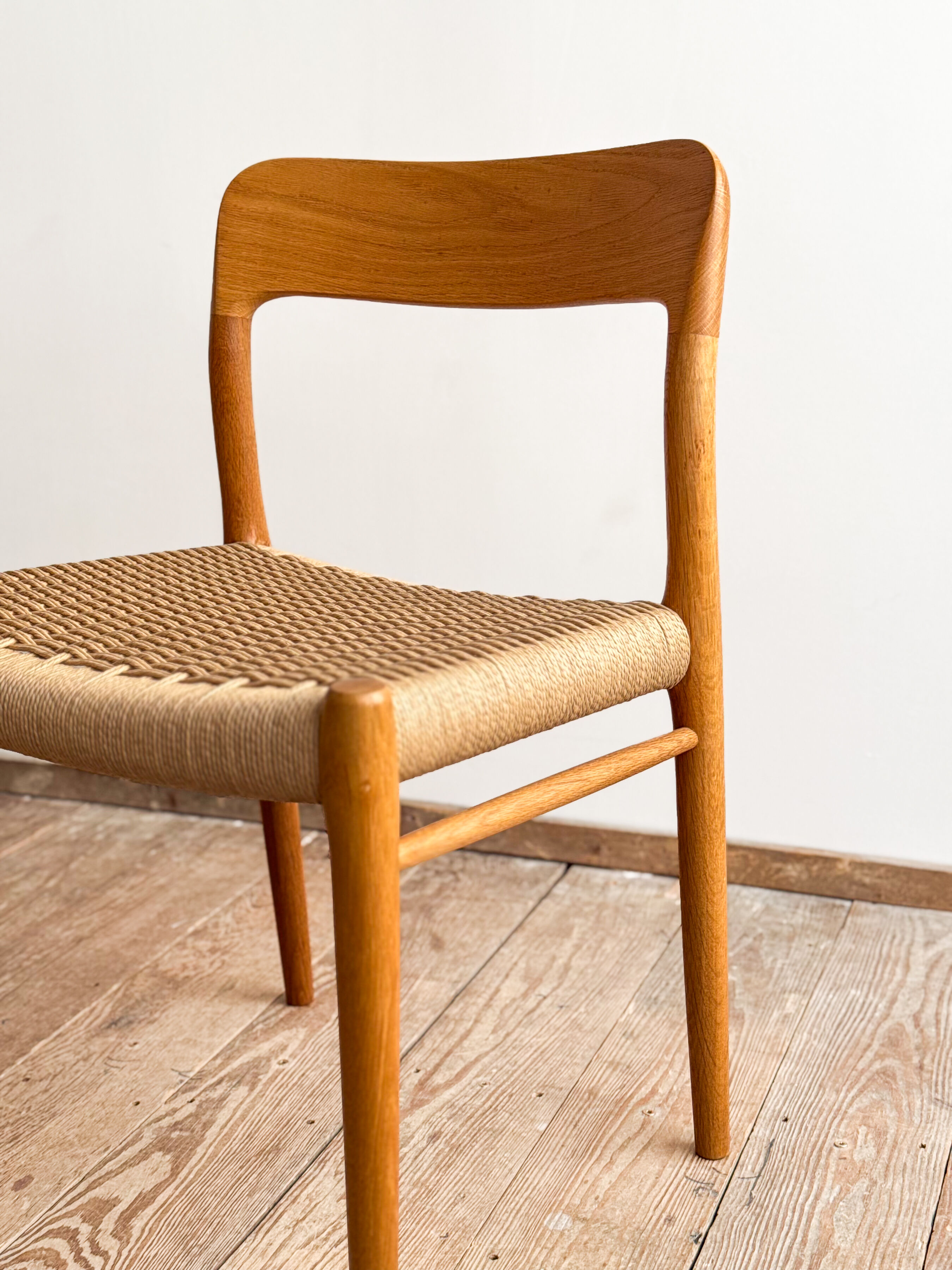 Paire de chaises de salle à manger modèle 75 par Niels O. Møller en chêne