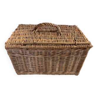 Closed wicker basket