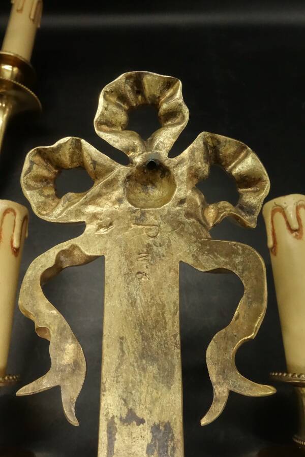 Large pair of wall sconces, bows & hunting horns, Louis XVI style - bronze