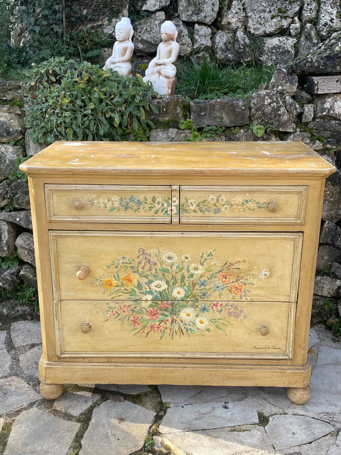 Commode en bois peint a décor de fleurs