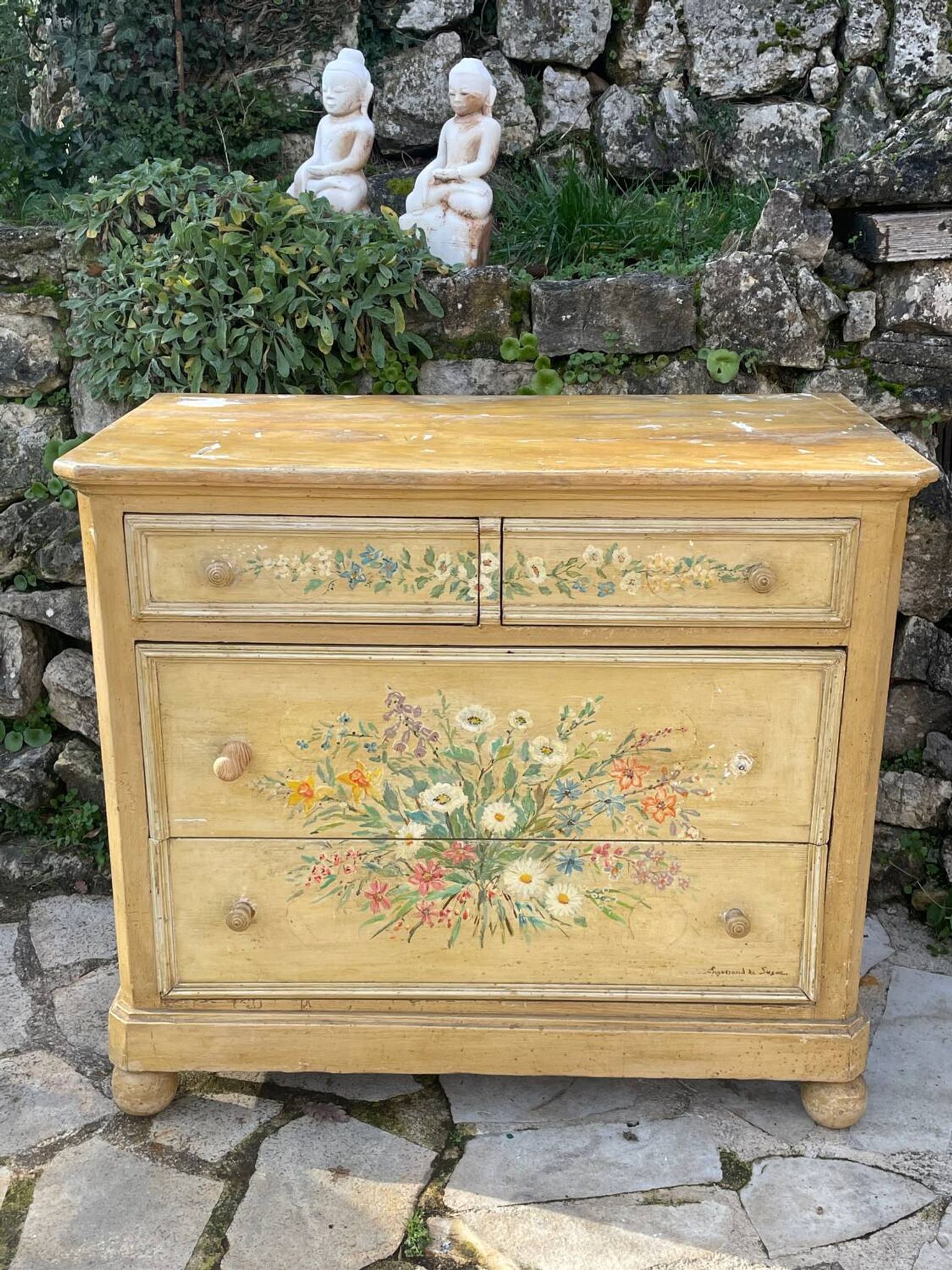Commode en bois peint a décor de fleurs