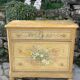 Commode en bois peint a décor de fleurs