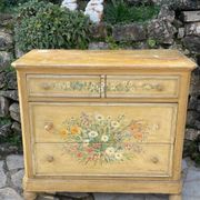 Commode en bois peint a décor de fleurs