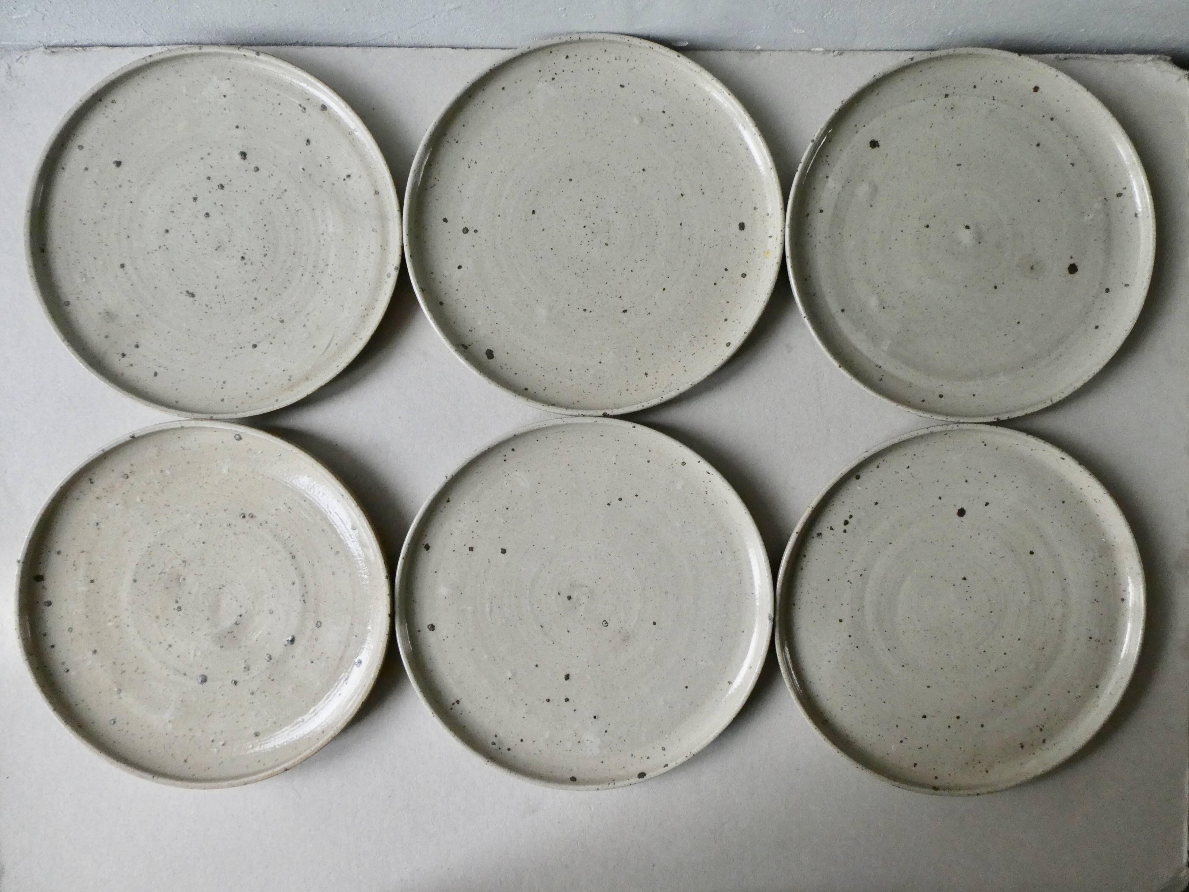 Set of 6 flat plates made of pyrity sandstone, signed