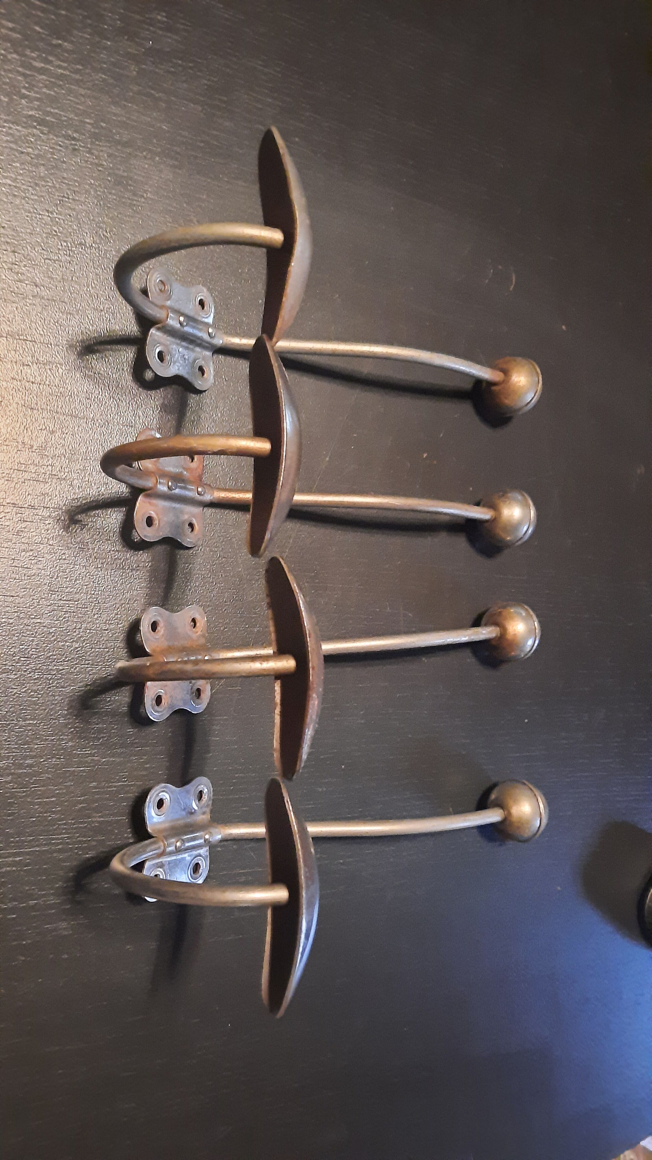 4 metal hooks