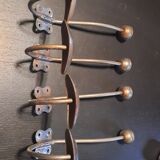 4 metal hooks