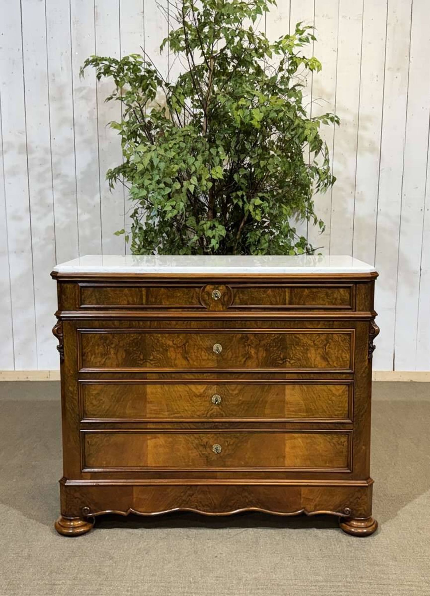 Commode Napoléon III en noyer, sapin et marbre blanc du 19ème siècle