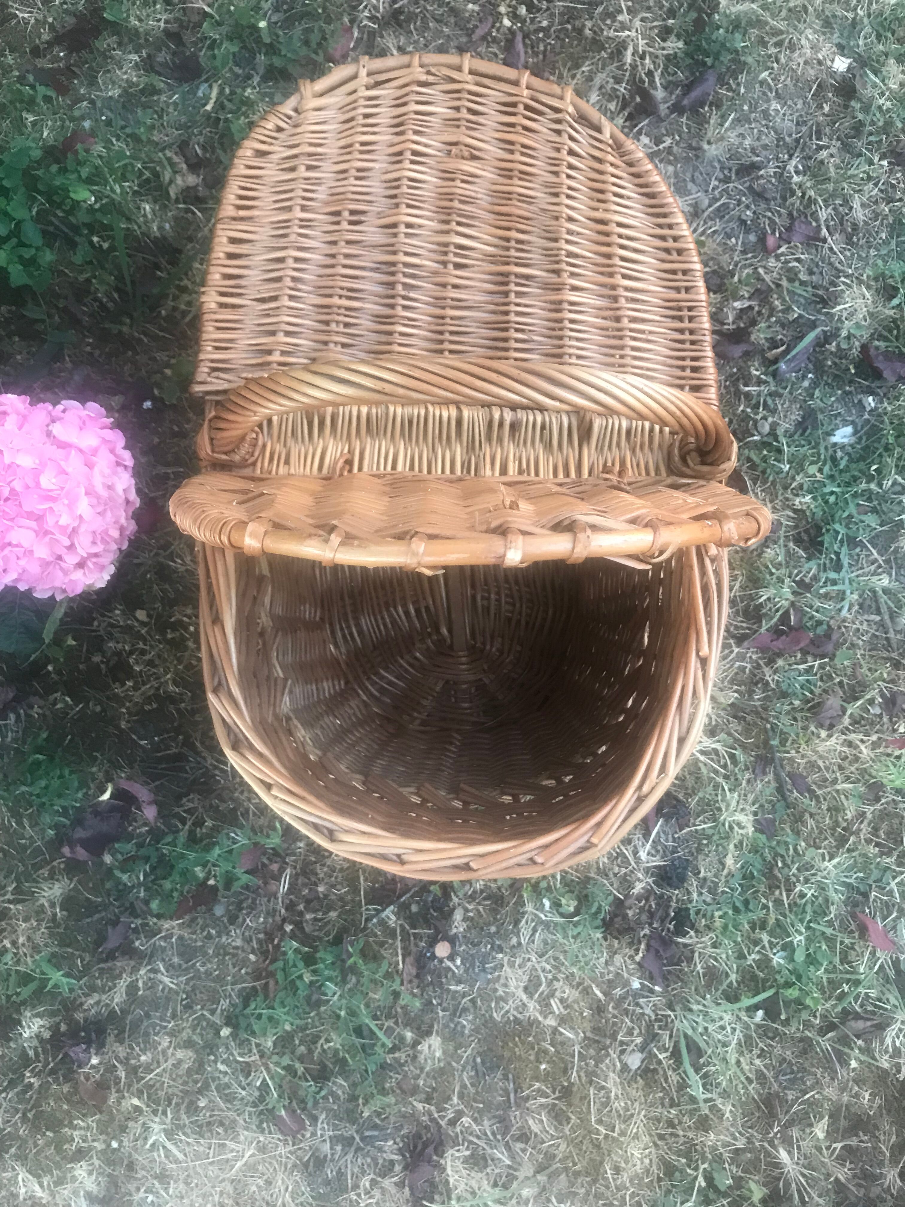 Wicker basket with lid