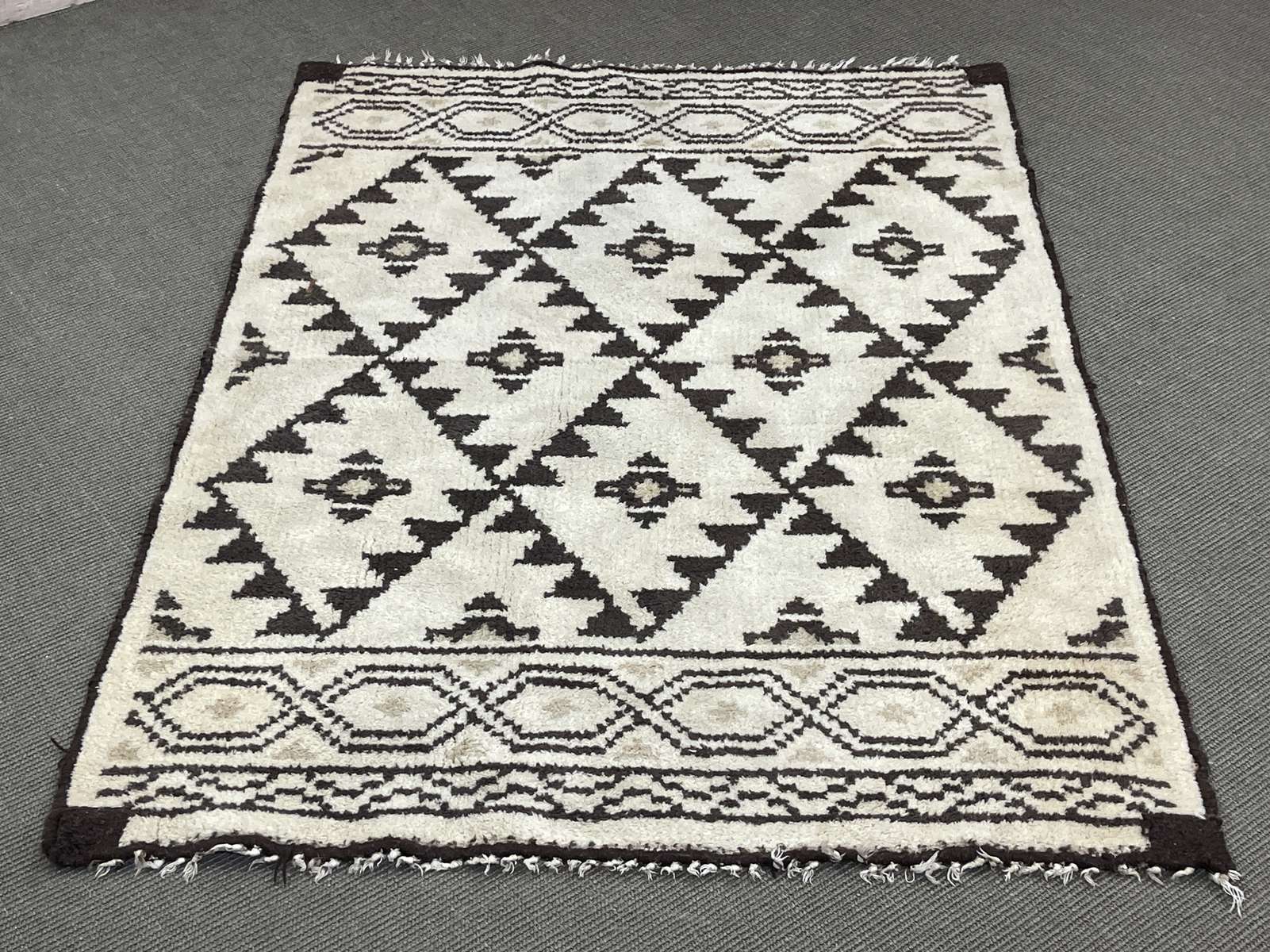 Handmade Moroccan wool rug - 1.70m x 1.20m.