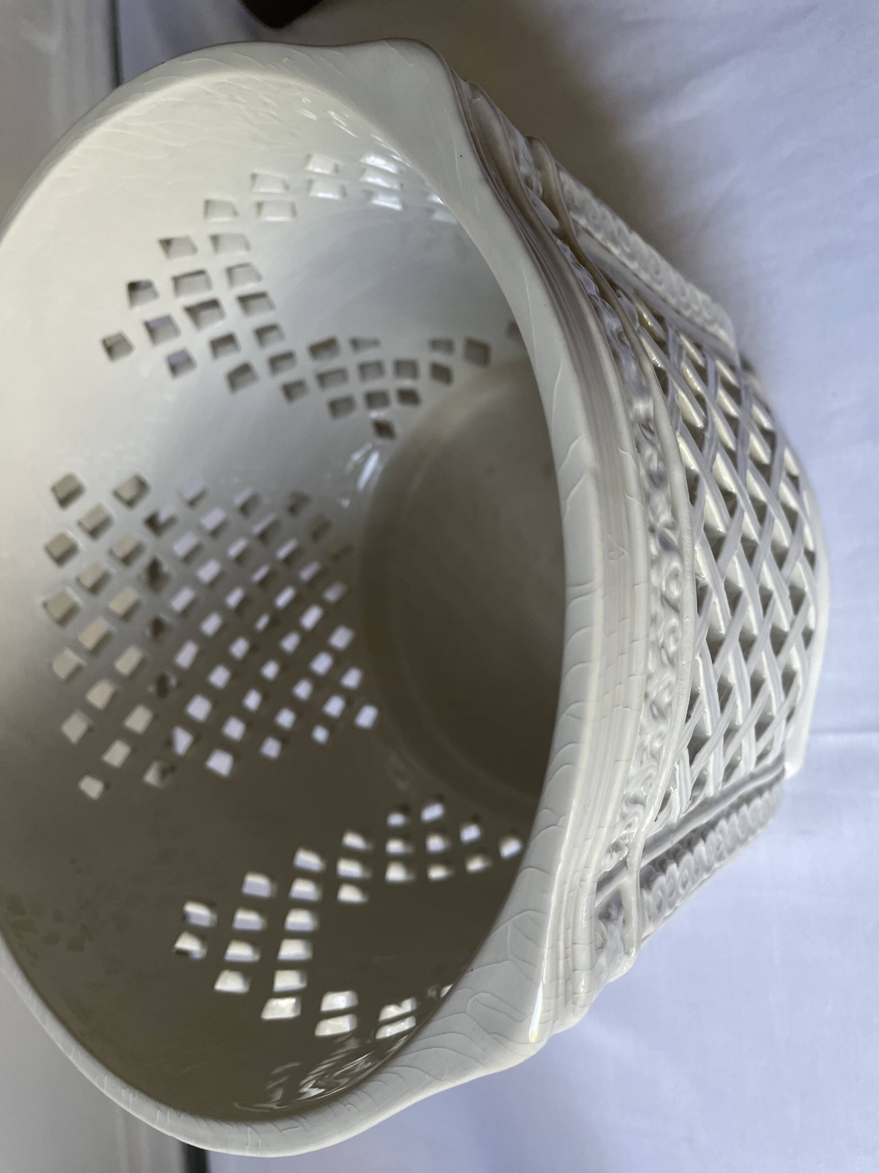 Reticulated pot cover in Italian porcelain