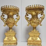 Paire de vases en bois sculpté et doré, au style raffiné inspiré de l'empire