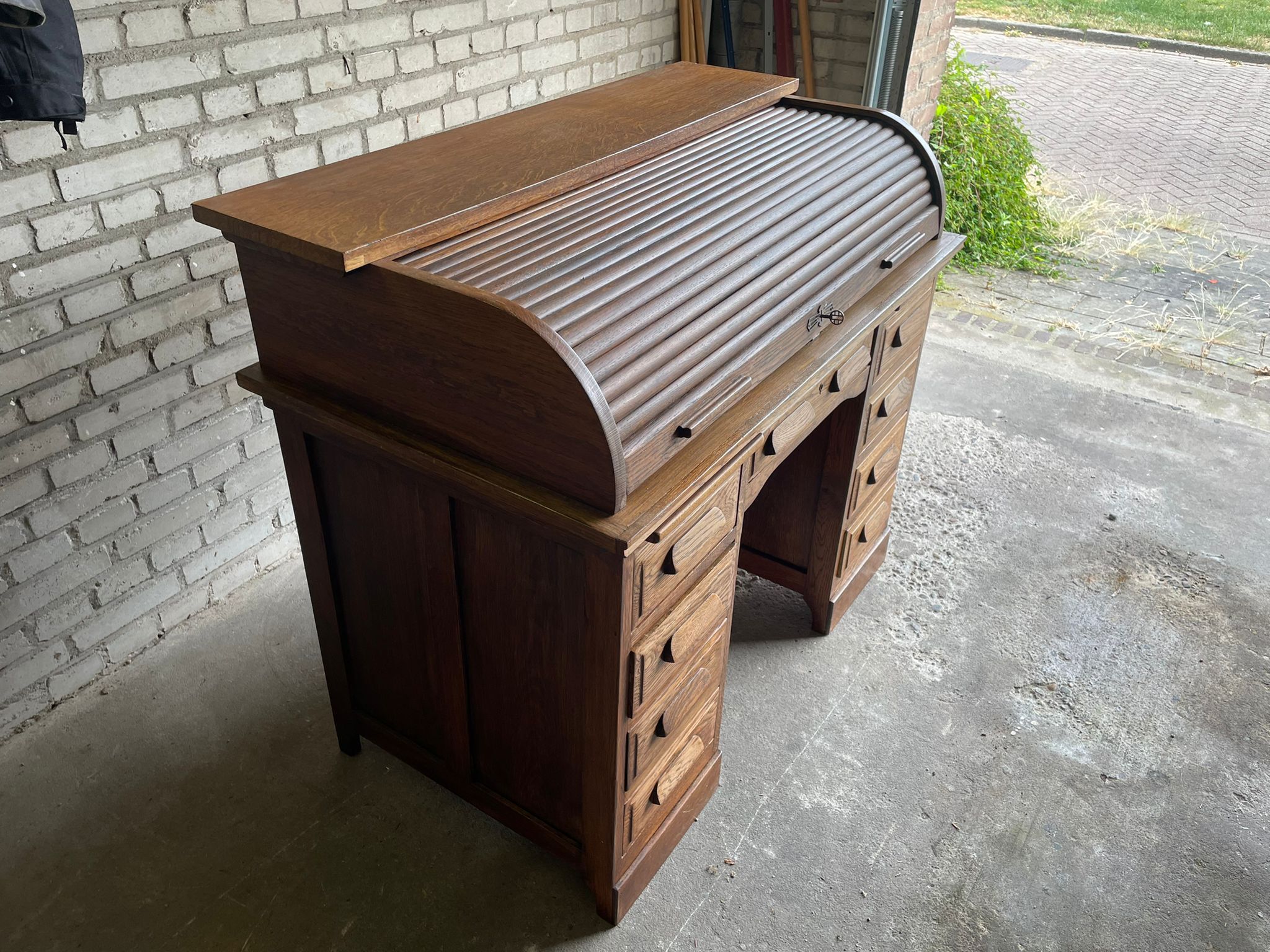 U.s. desk in oak