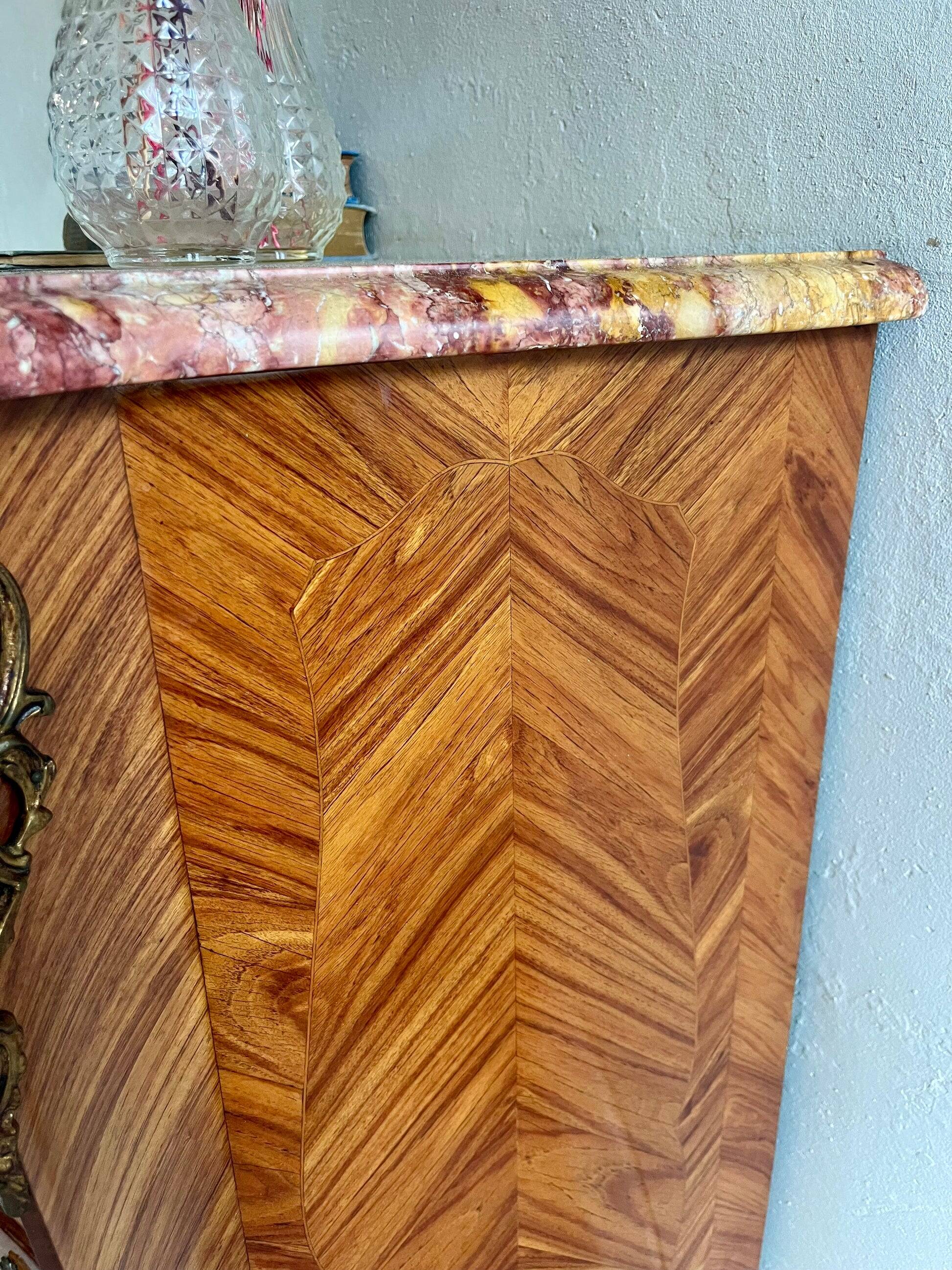Chiffonnier Louis XV en bois et marbre