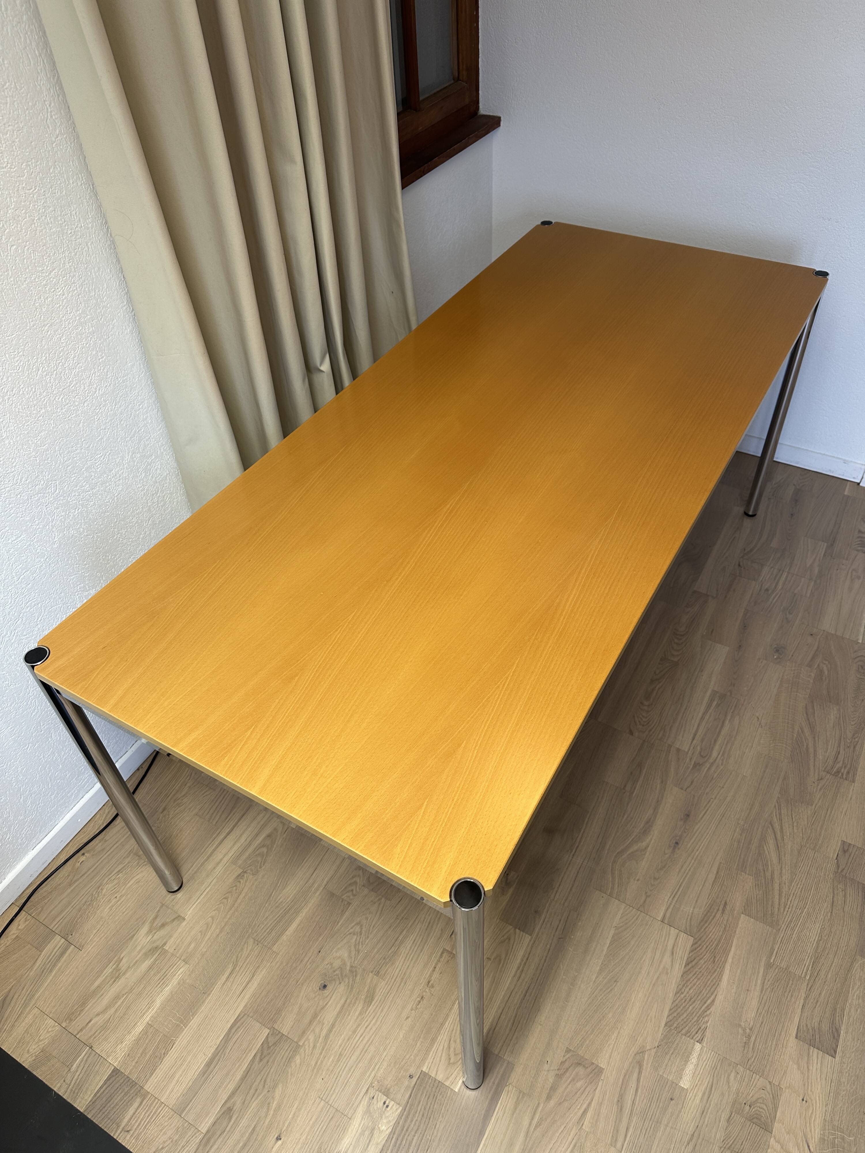 Bureau USM Haller en hêtre plaqué naturel vernis