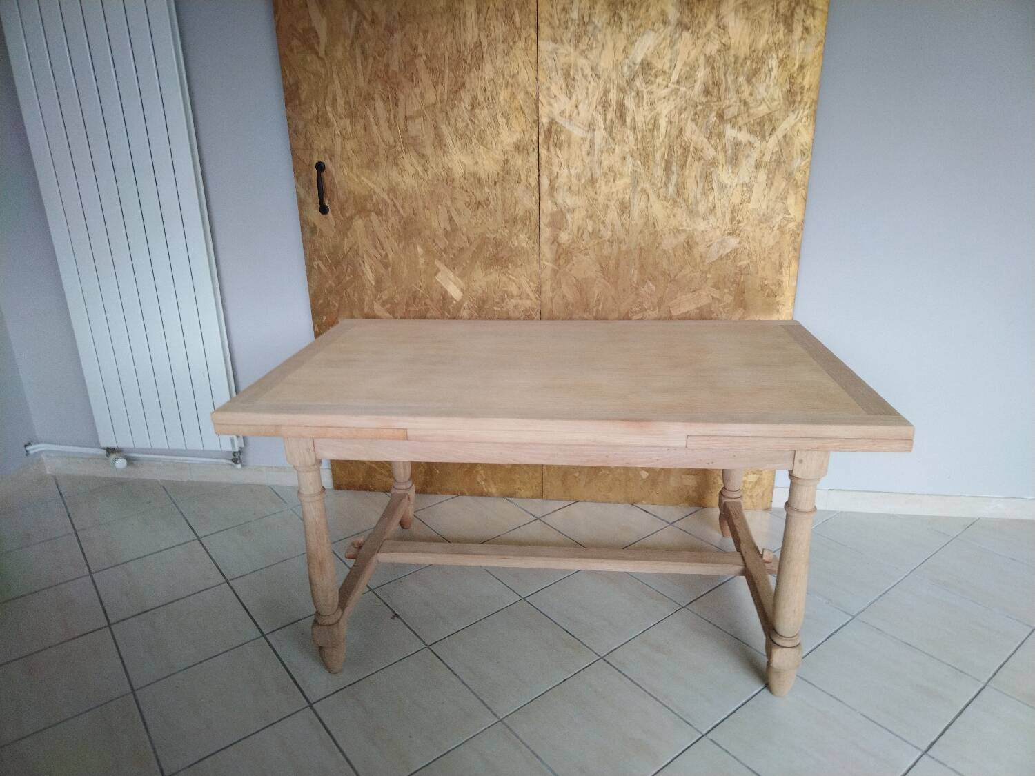 Extendable table in renovated solid oak