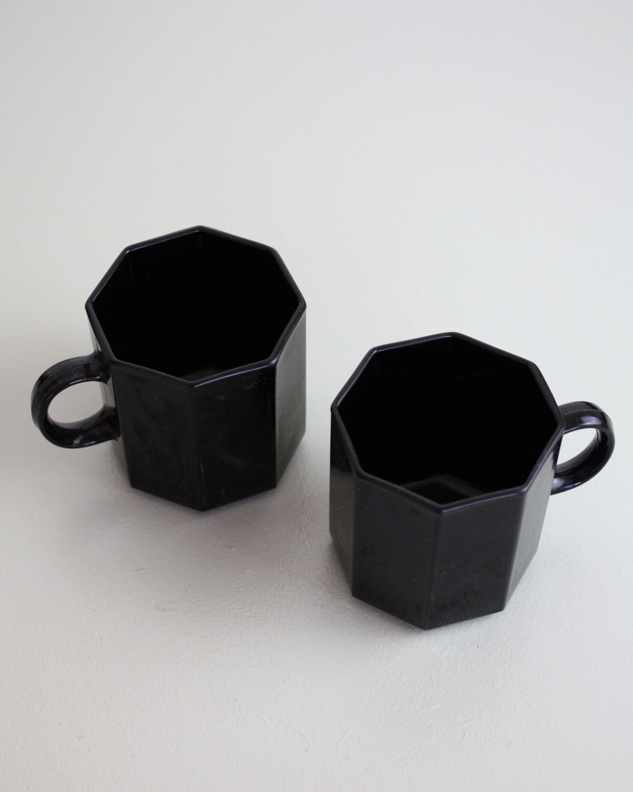 4 cups and black saucers Octime Arcoroc 80's