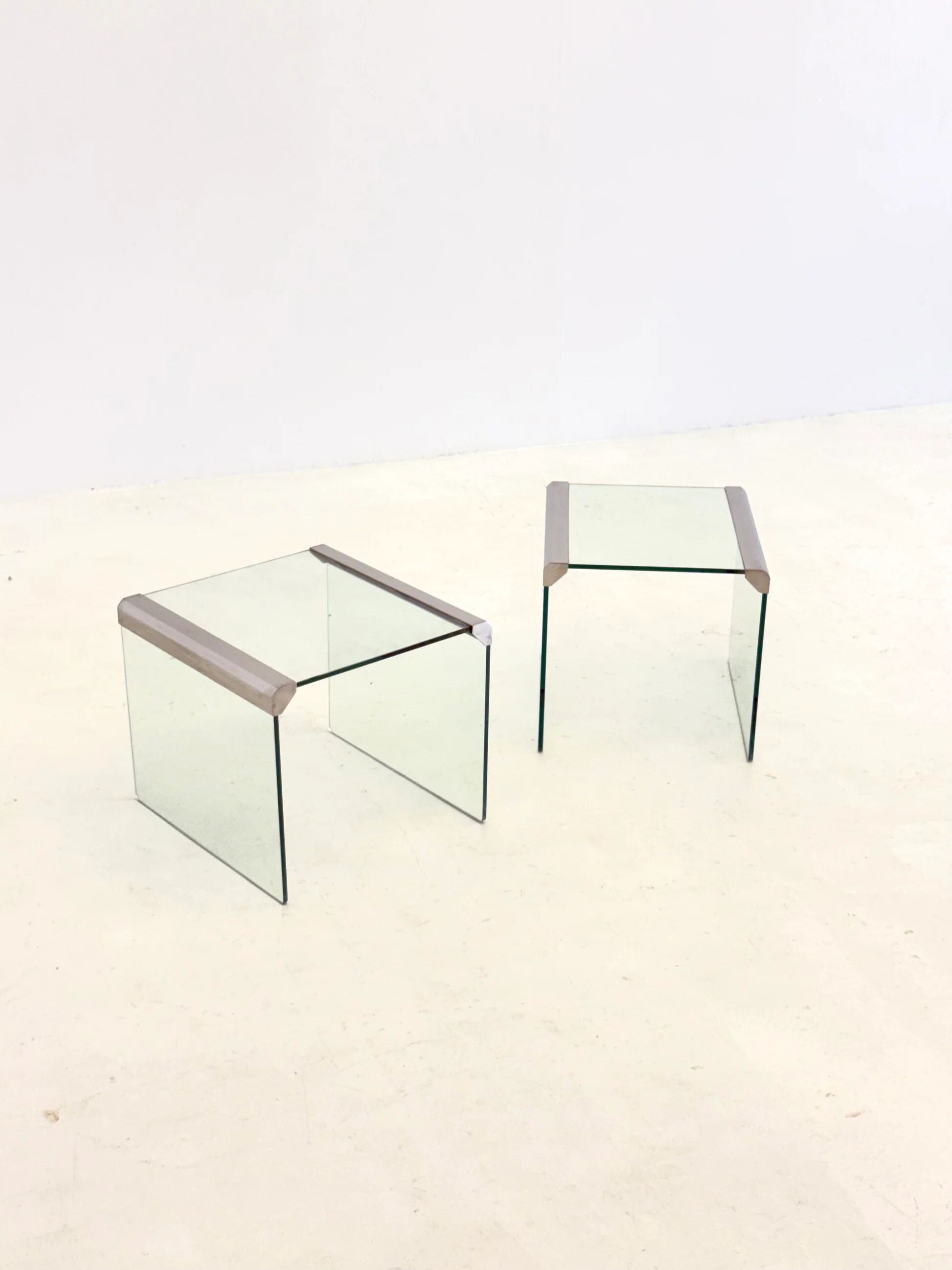 Ensemble de deux tables d'appoint en verre transparent Gallotti & Radice