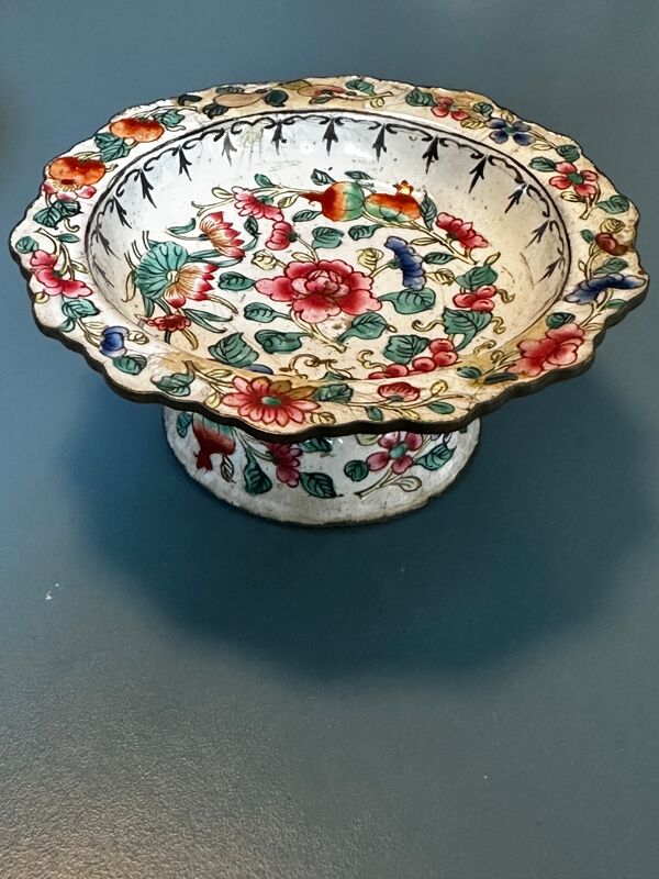 Paire de coupes sur piédouche en émail de Canton–Chine–décor floral- F