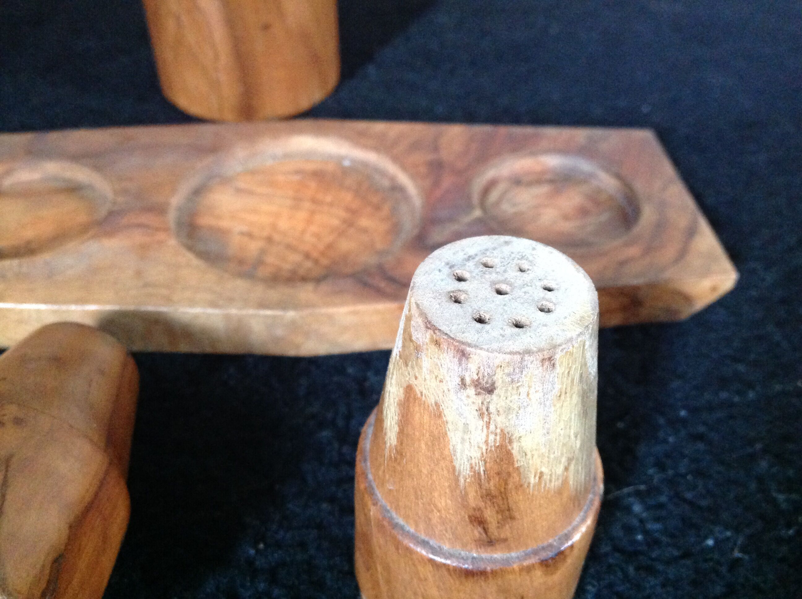 Servant salt pepper wood olivier