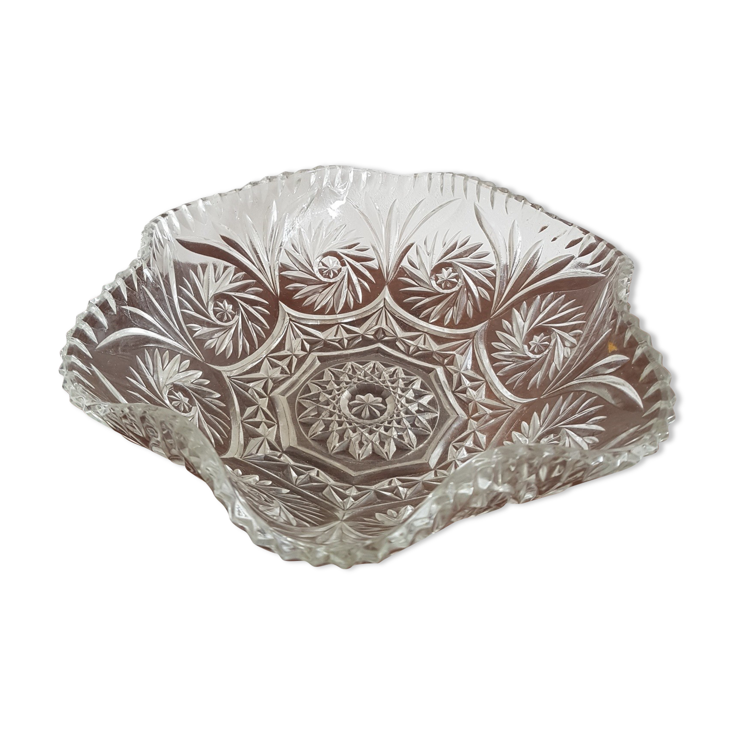 Flat bowl in chiseled glass