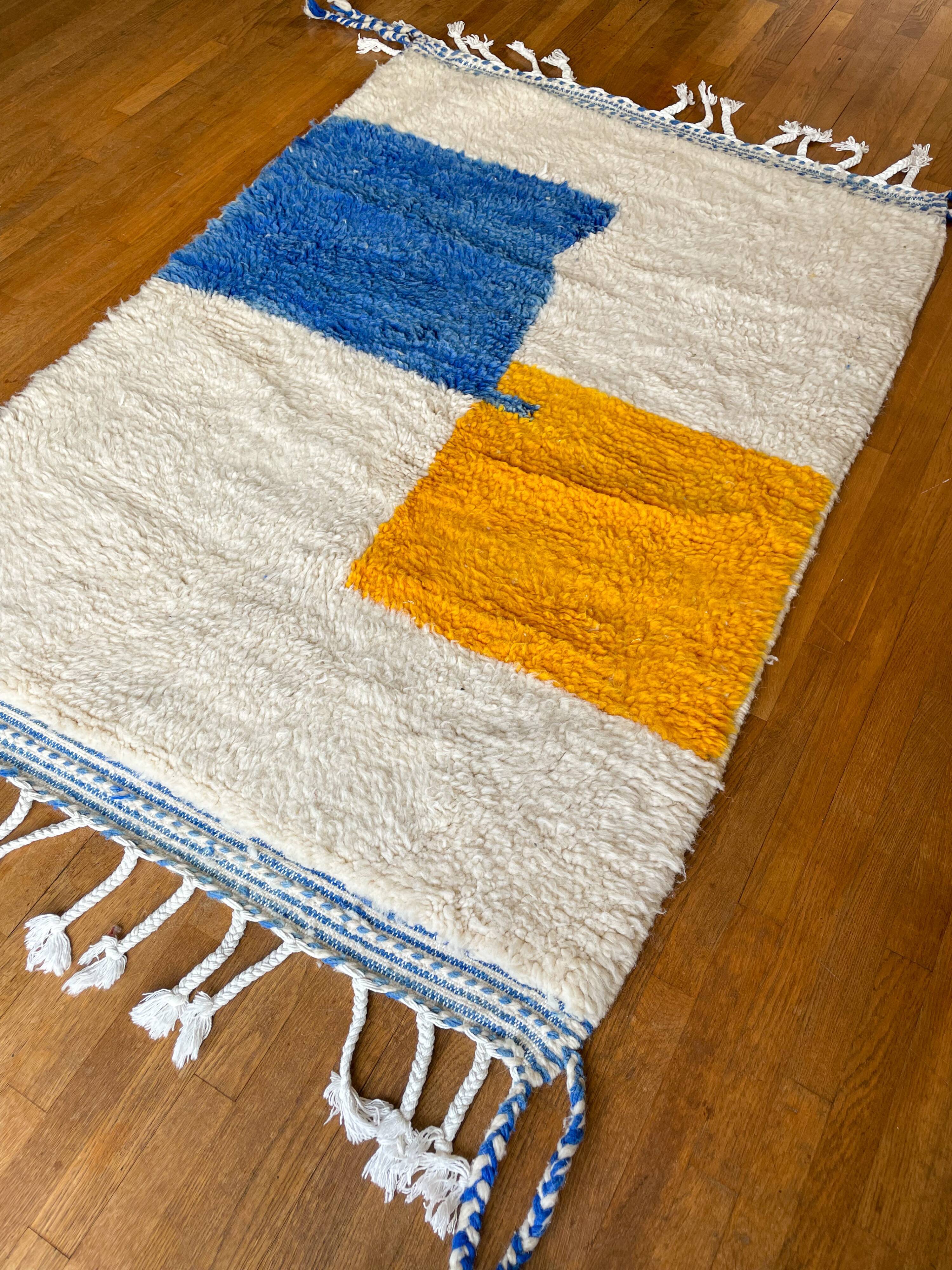 Tapis berbère Béni ouarain blanc à motifs abstraits jaune moutarde et bleu