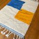 Tapis berbère Béni ouarain blanc à motifs abstraits jaune moutarde et bleu