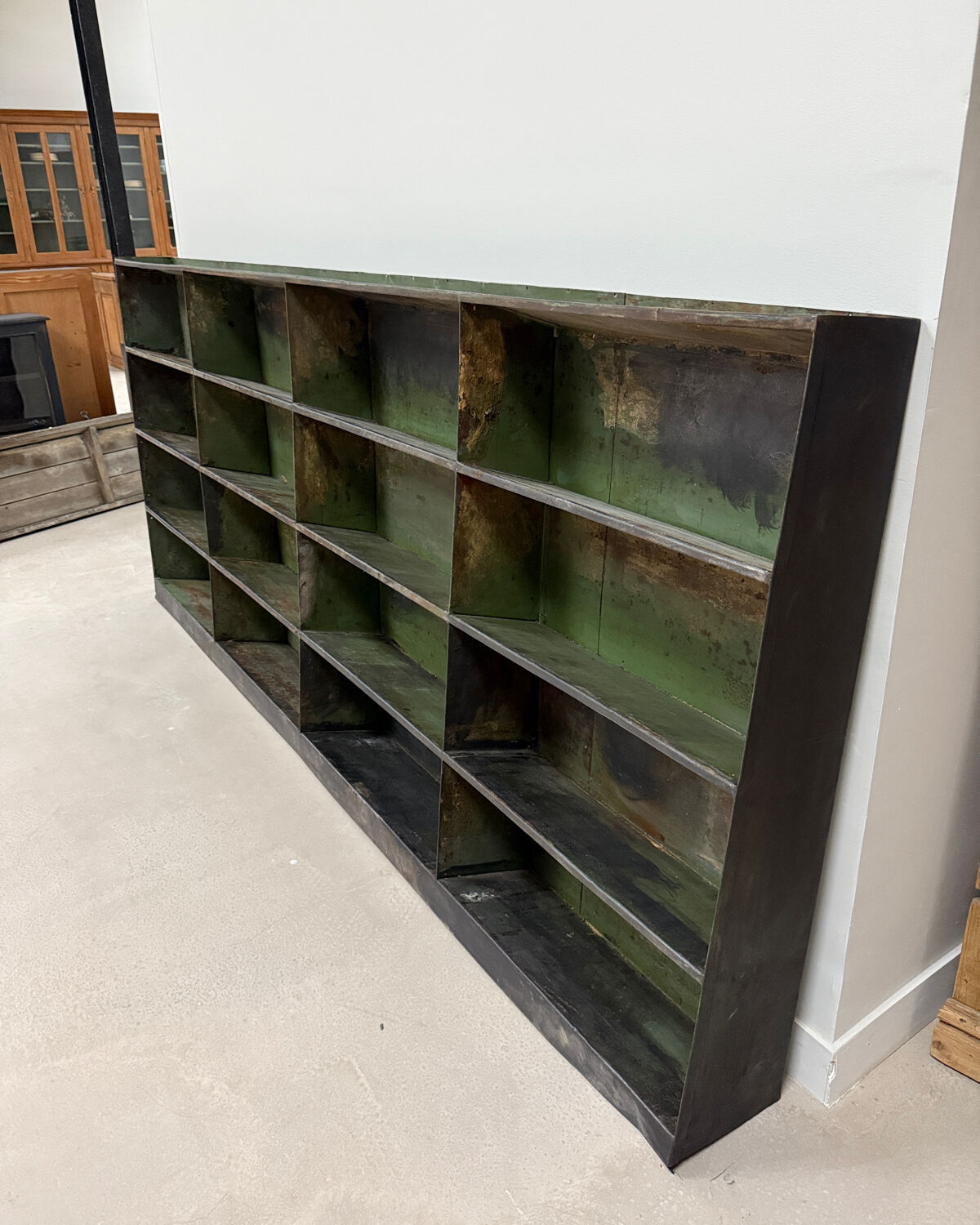 Grand meuble à casiers en métal