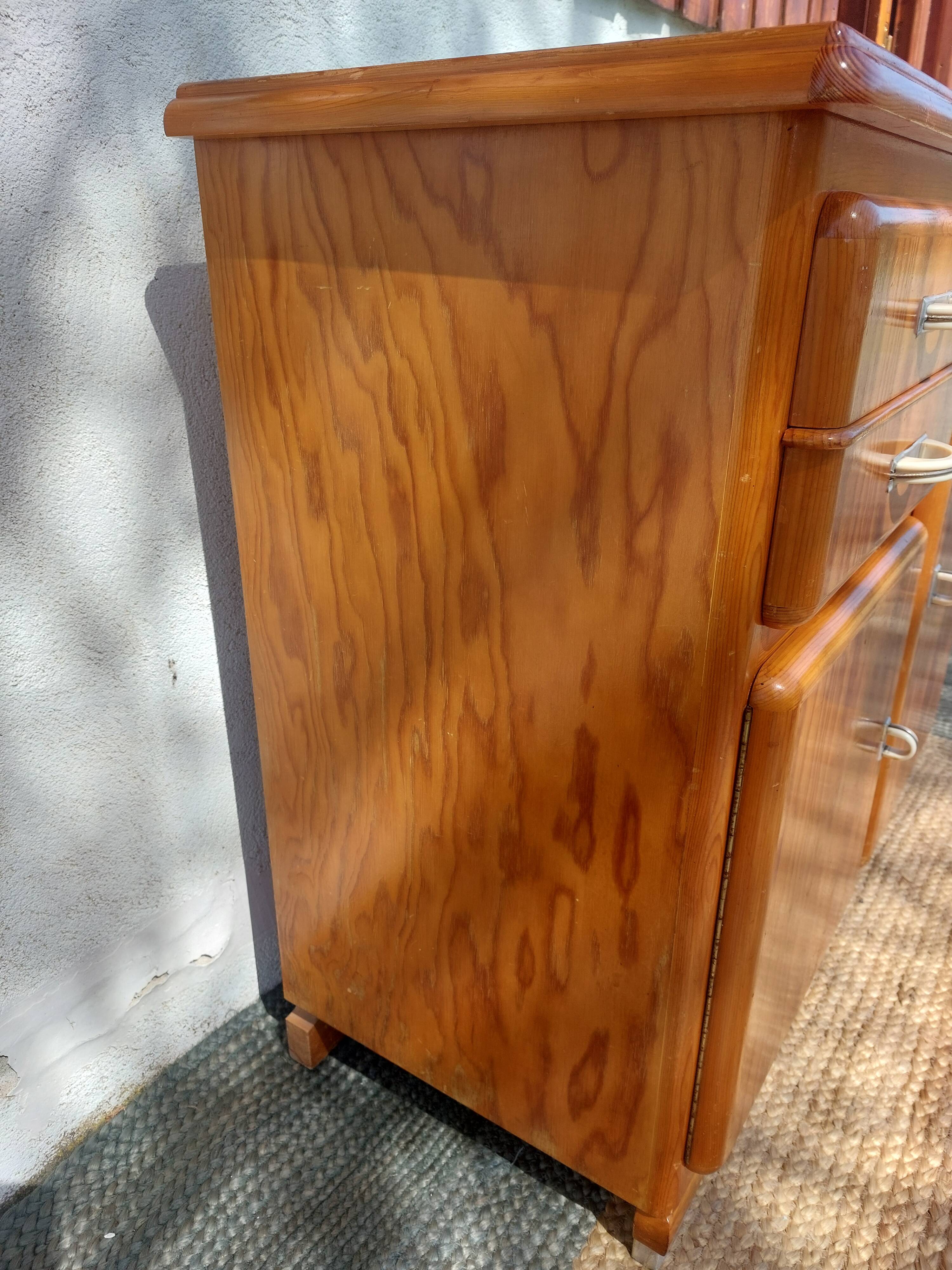 buffet Mado, portes asymétriques