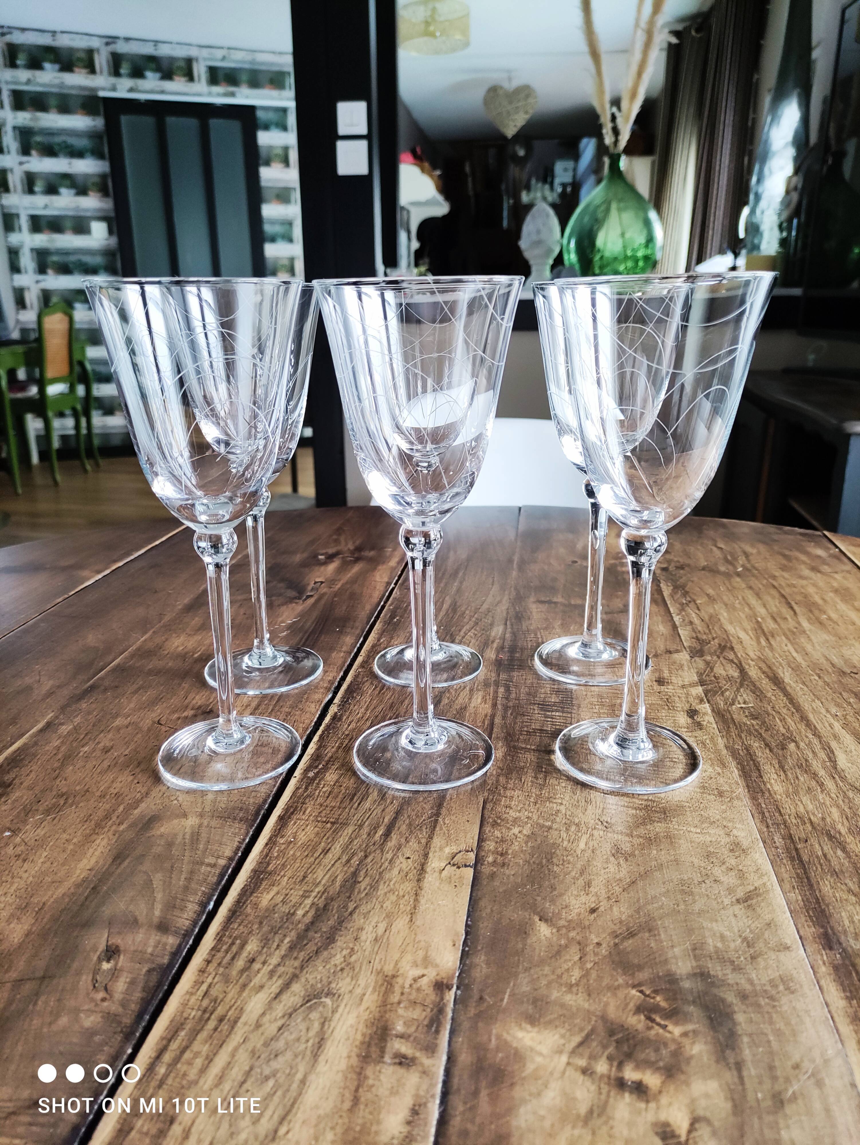Set of 6 tulip shape wine glasses in voluted glass
