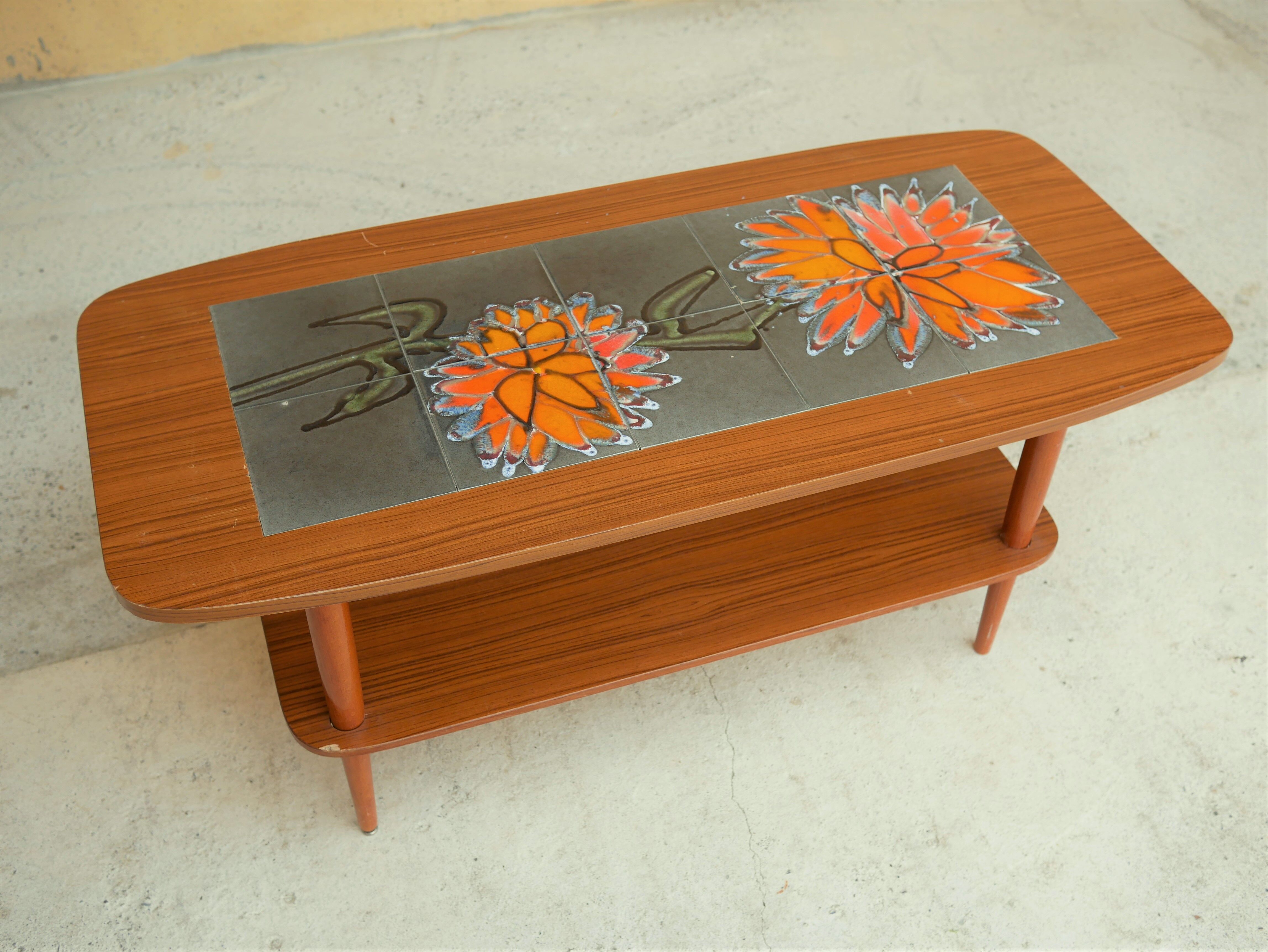 Coffee table in teak and ceramics