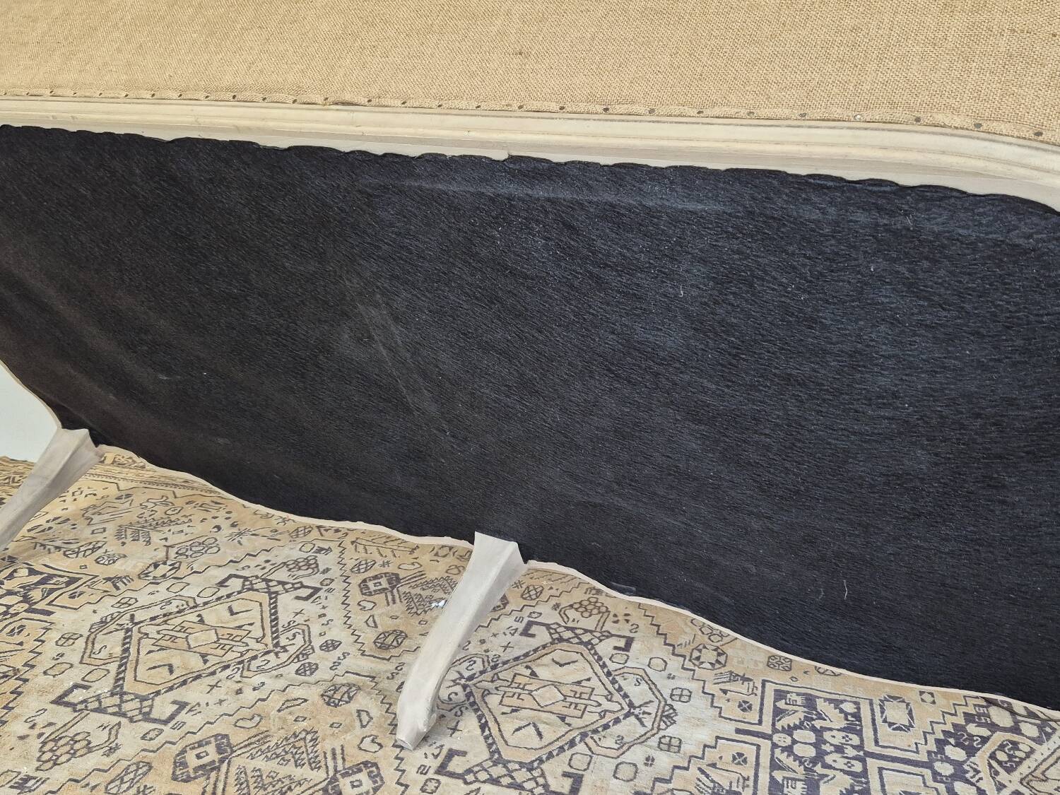 Louis XV style bench sofa in pink fabric and burlap