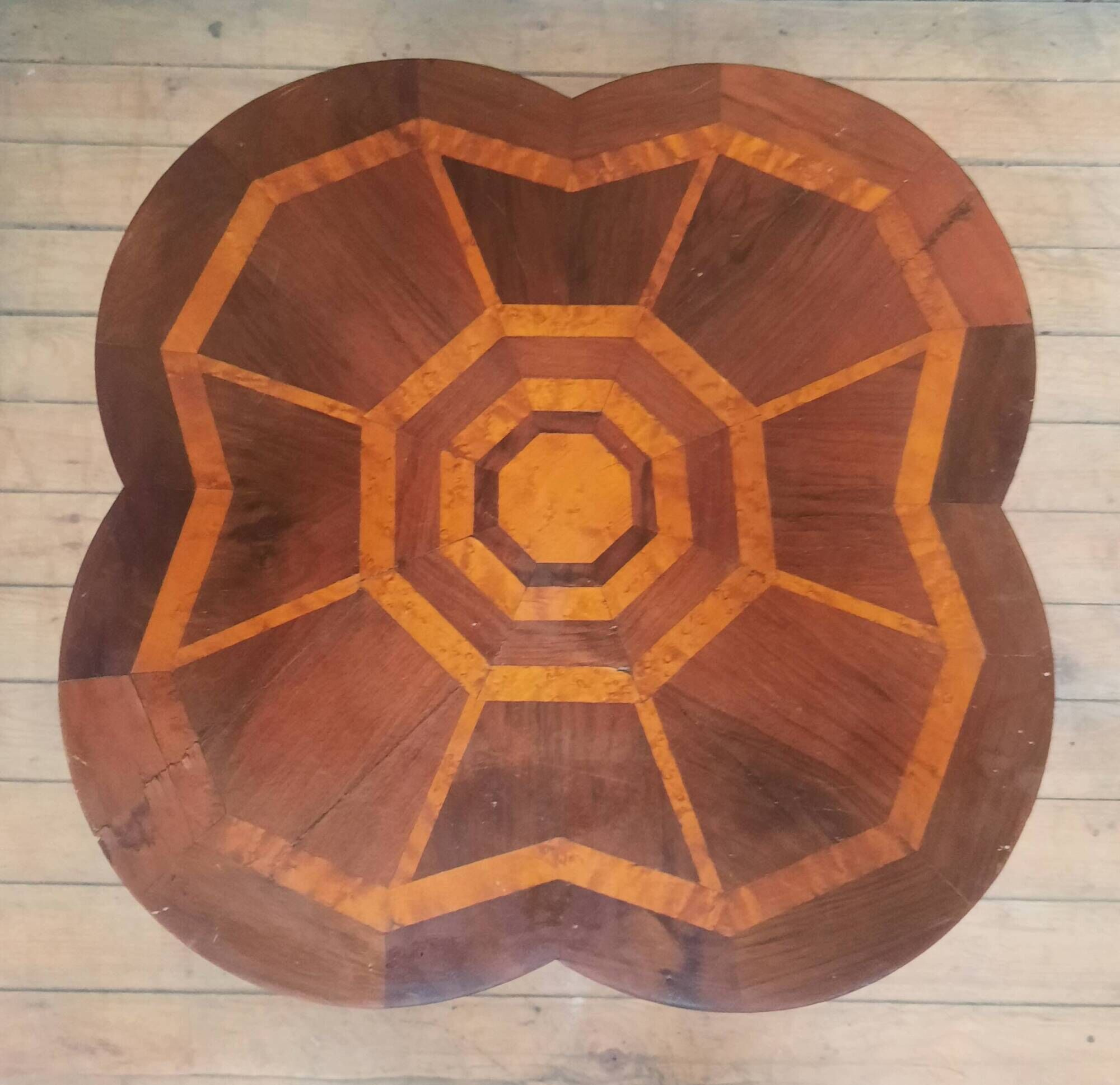 Polylobed gueridon in marquetry