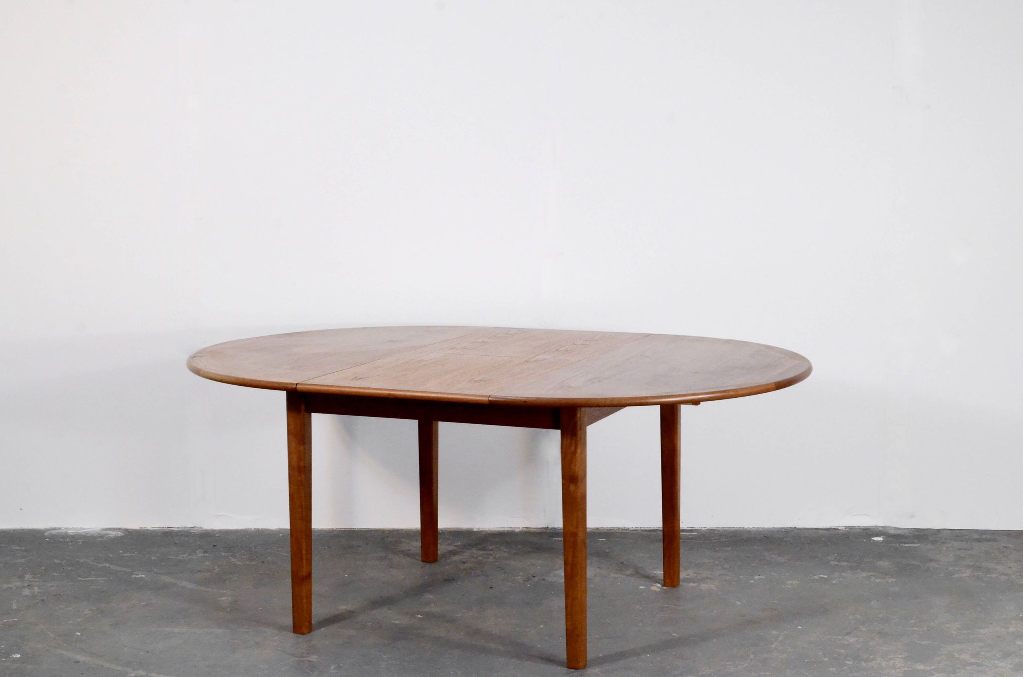 Table ronde extensible en teck danois des années 50.