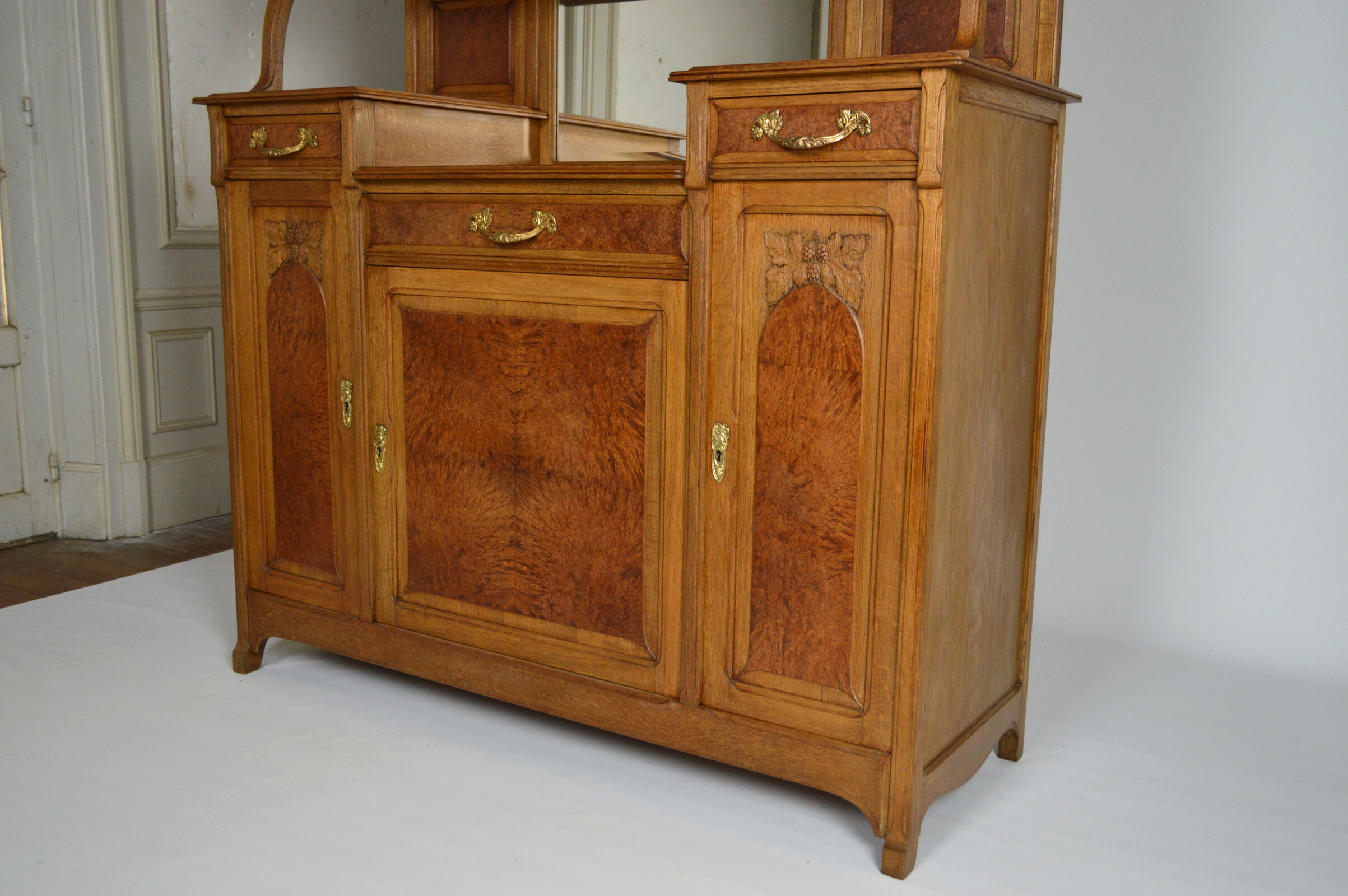 Buffet art nouveau en chêne et loupe, modèle au platane, vers 1910