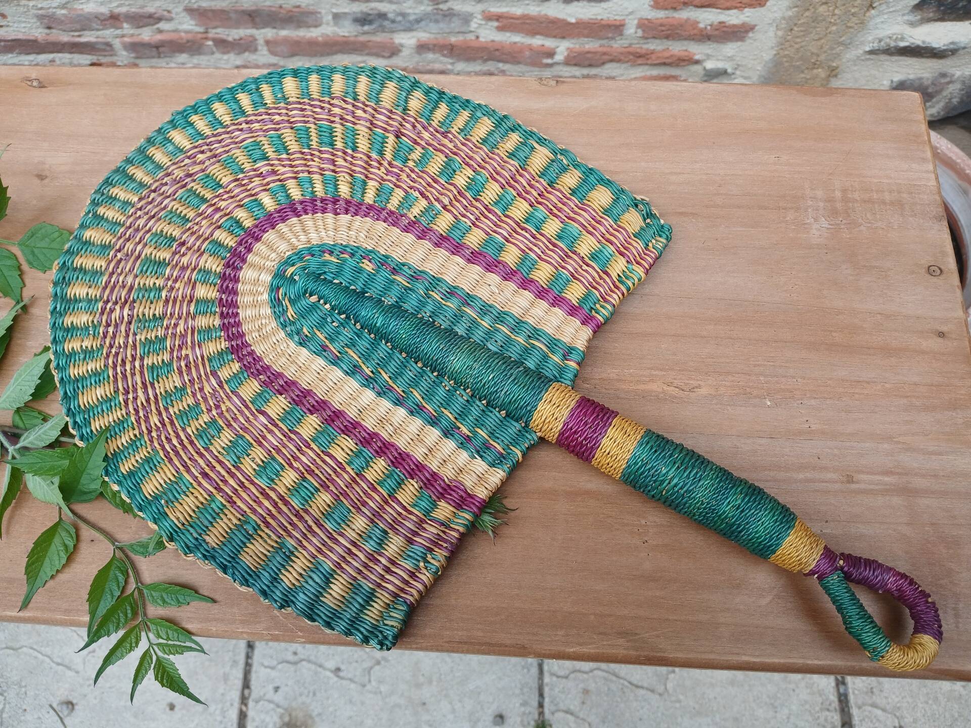 Éventail africain en fibres naturelles