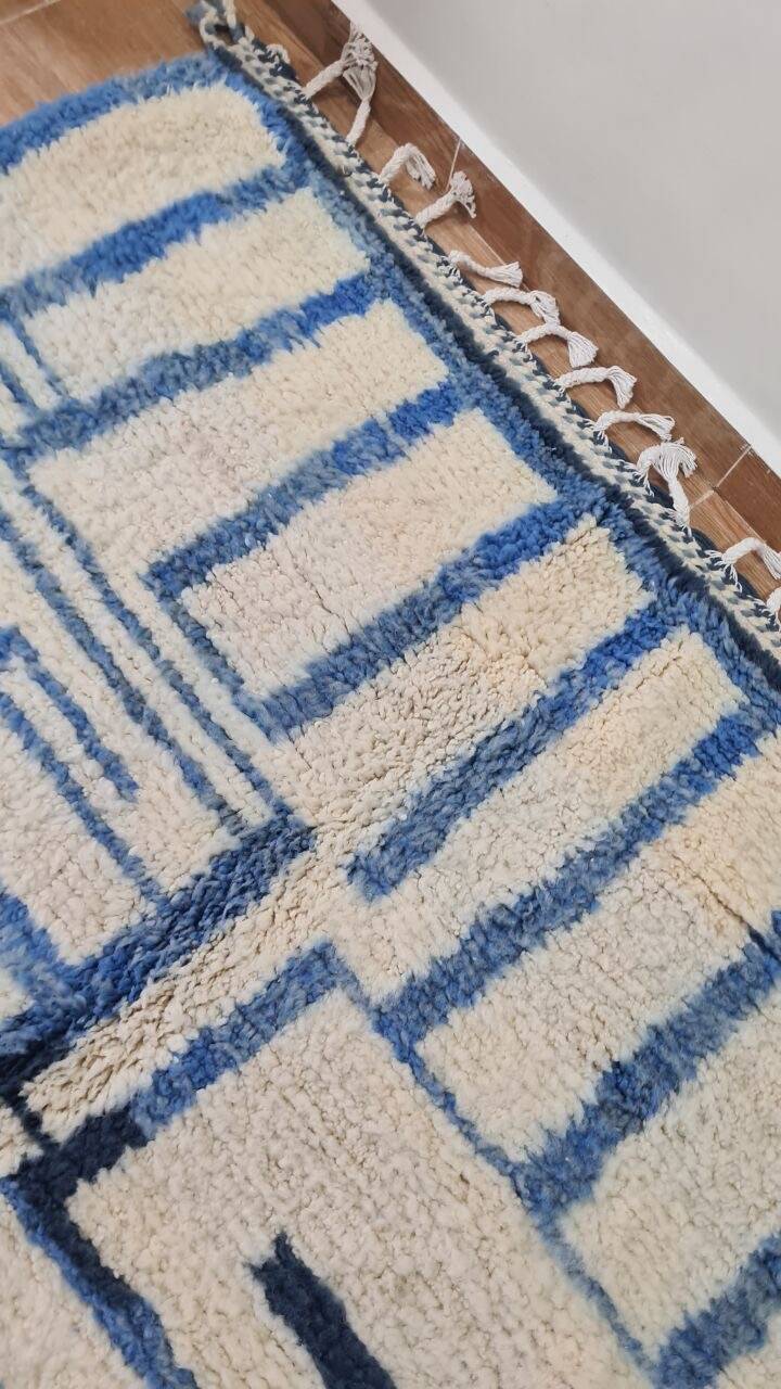 Tapis berbère Beni Ourain fait main au design minimaliste de lignes bleues – 250x150 cm