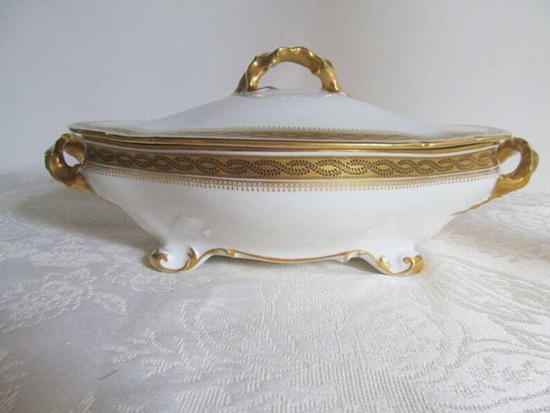 Antique medium-sized porcelain tureen produced by William Guerin
