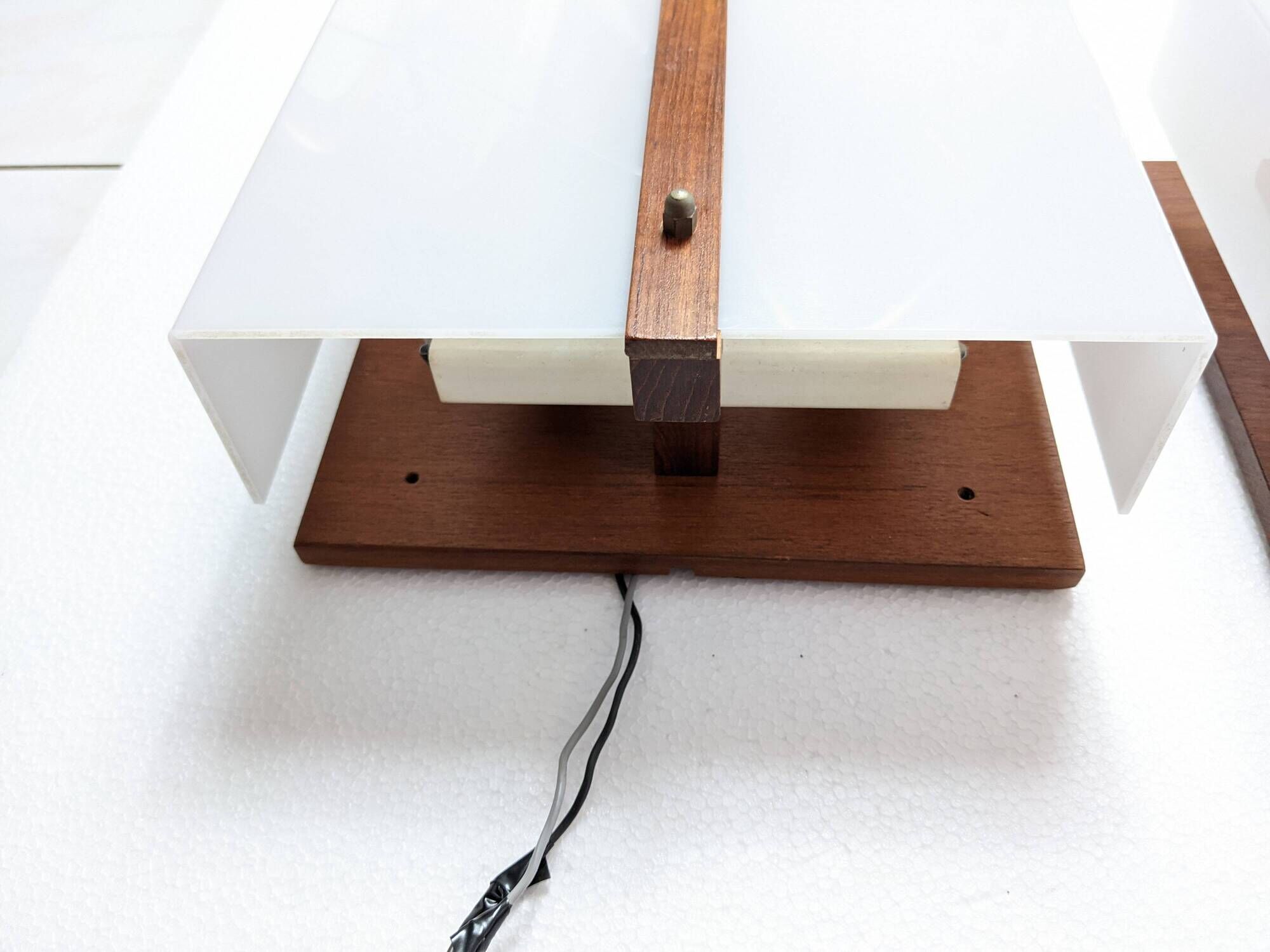 Paire d'appliques scandinaves 1960, teck massif et plexiglass, Raak C-1521