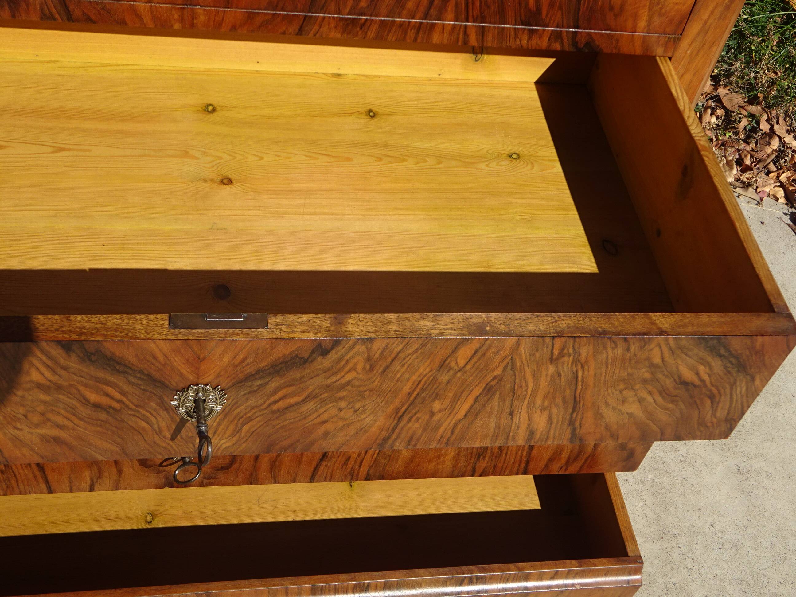 Commode en noyer et ronce de noyer style Louis Philippe