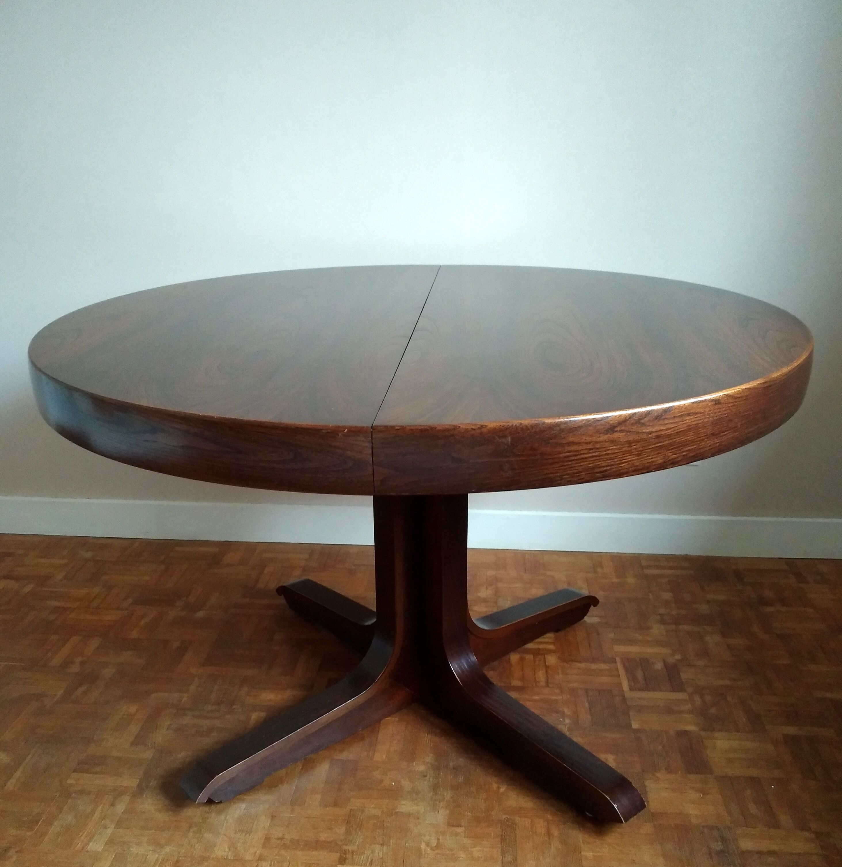 Extendable round table on central support
