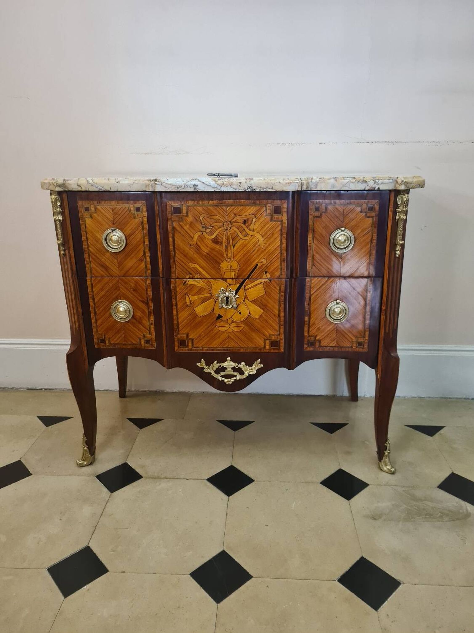 Transition period chest of drawers
