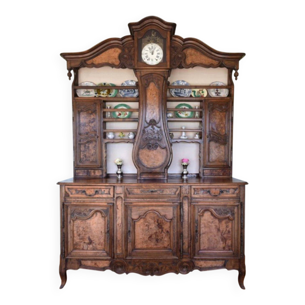 Buffet deux-corps bressan du XVIIIᵉ siècle avec horloge ancienne–Style L XV