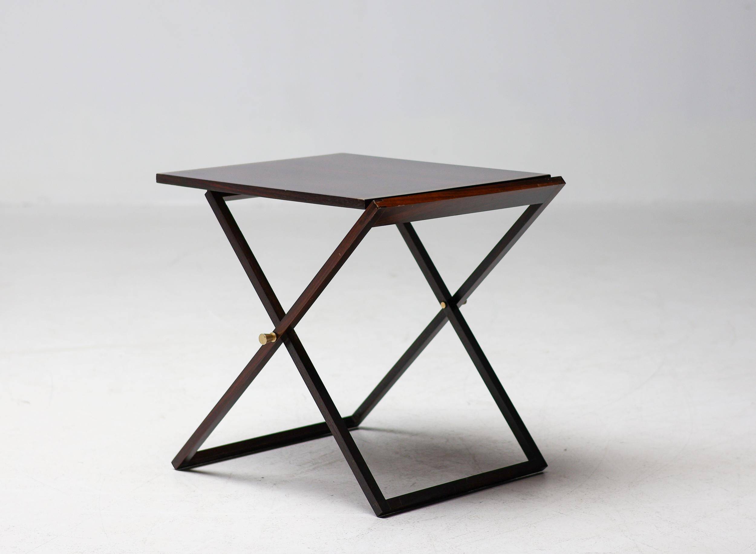 Ensemble de cinq tables d'appoint modernes en palissandre danois.