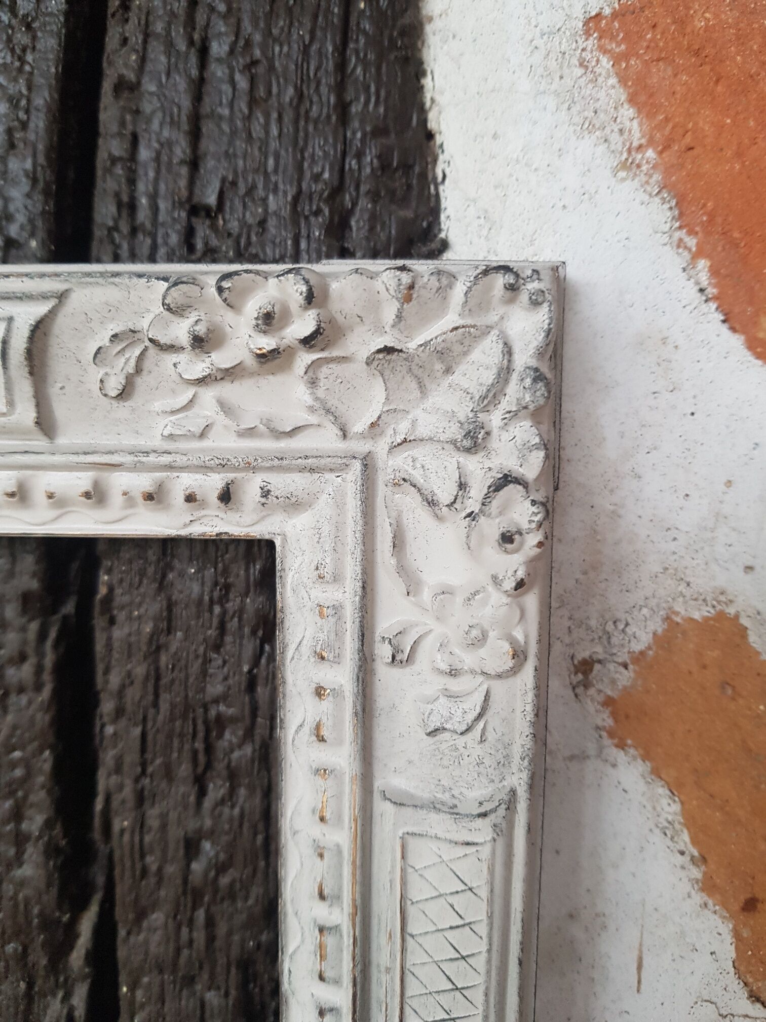 Linen patinated molded frame