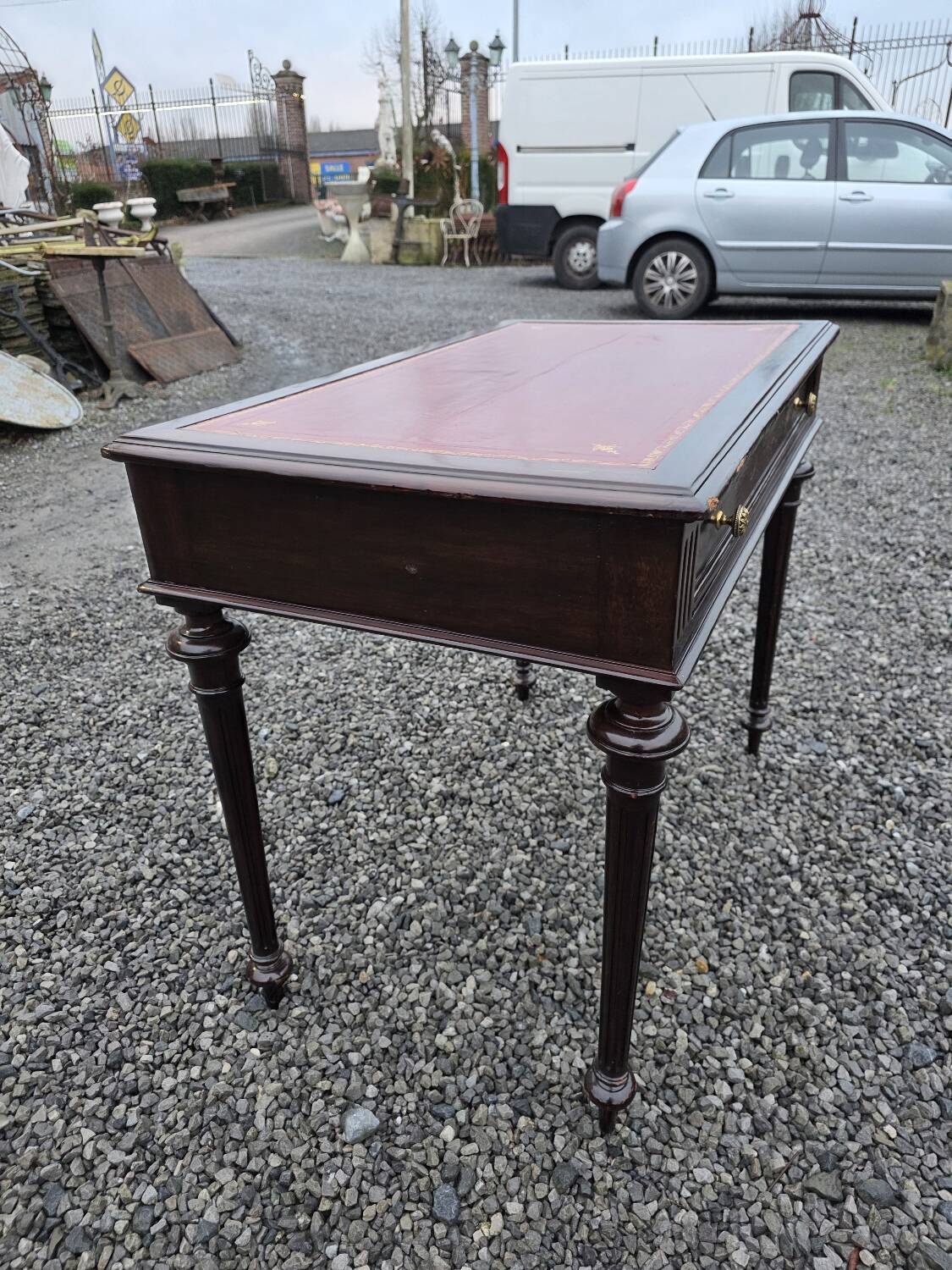 Bureau plat en acajou du XXe