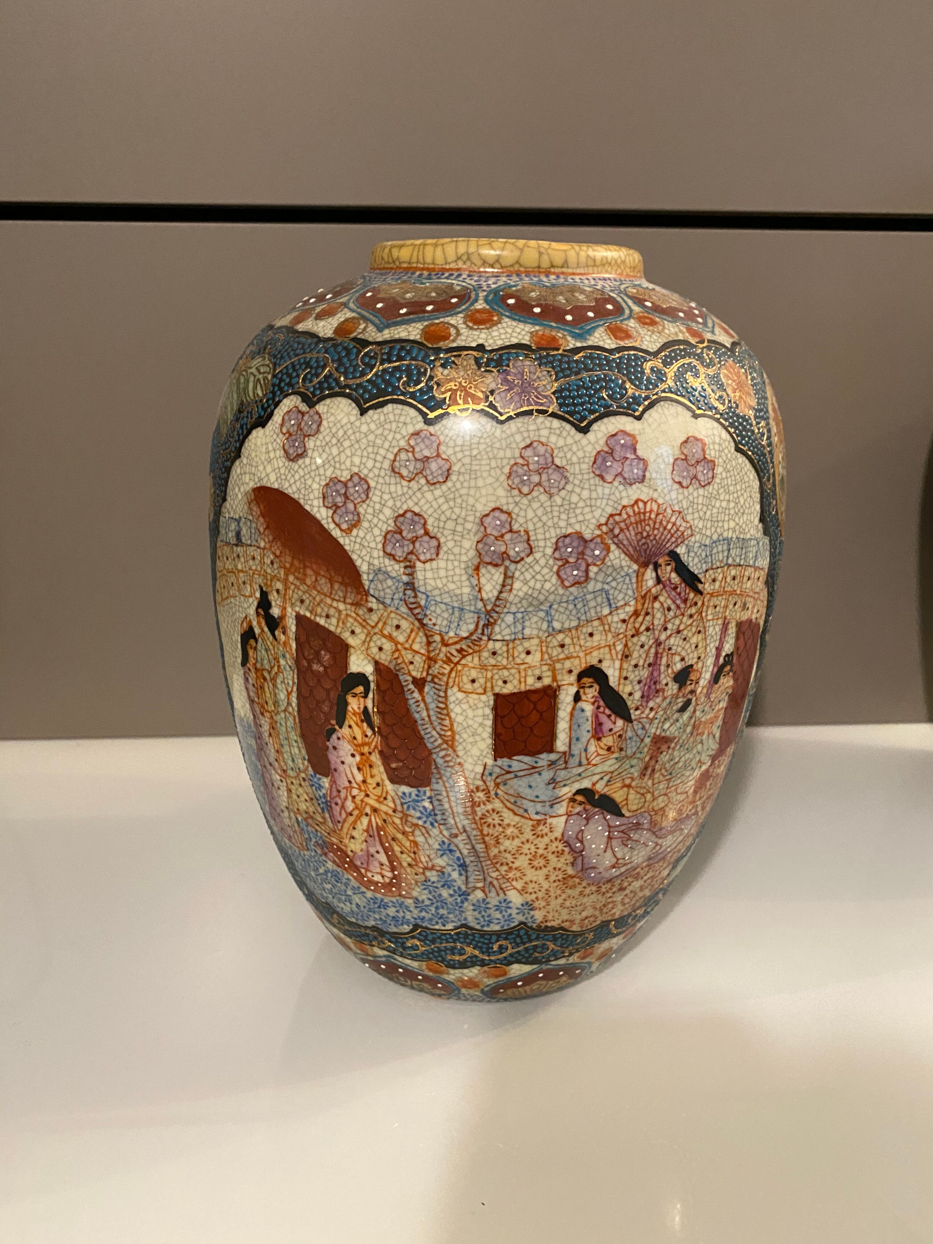 Ancient Chinese vase decorated with gold leaf very beautiful work