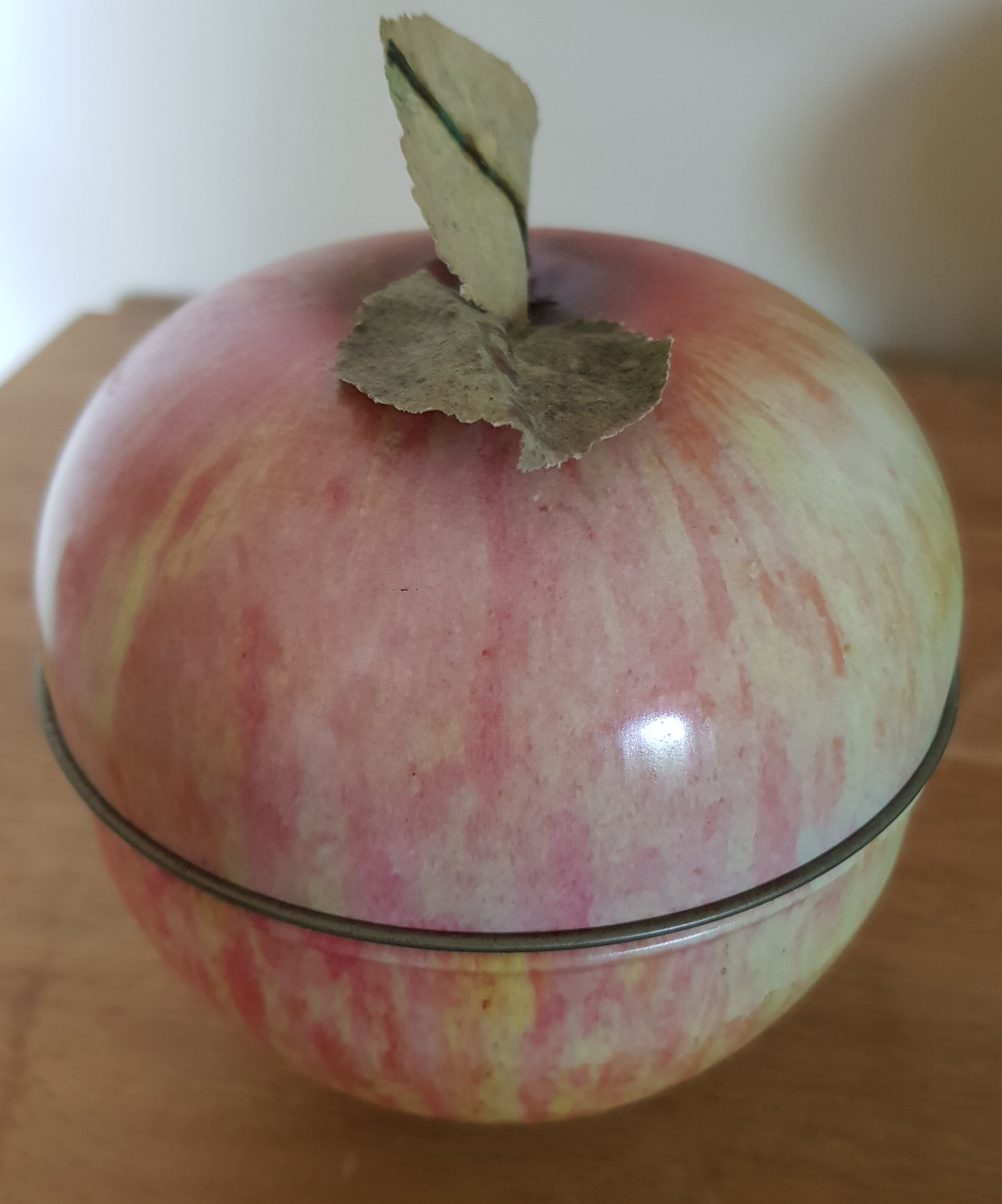 Metal box in the shape of apple Original Vintage 9